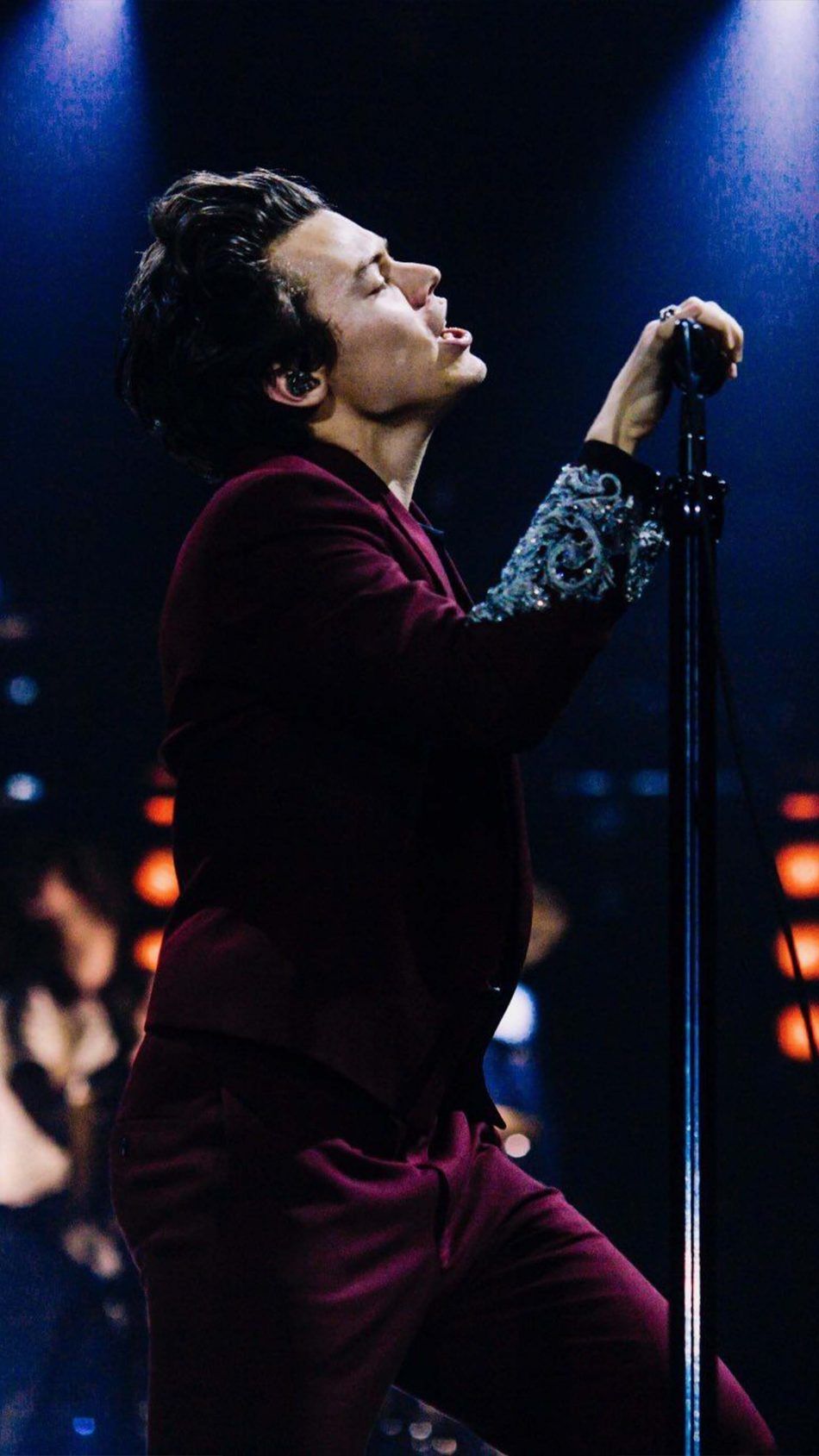 950x1689 Harry Styles In Live Concert 4K Ultra HD Mobile Wallpaper for iPhone & Android