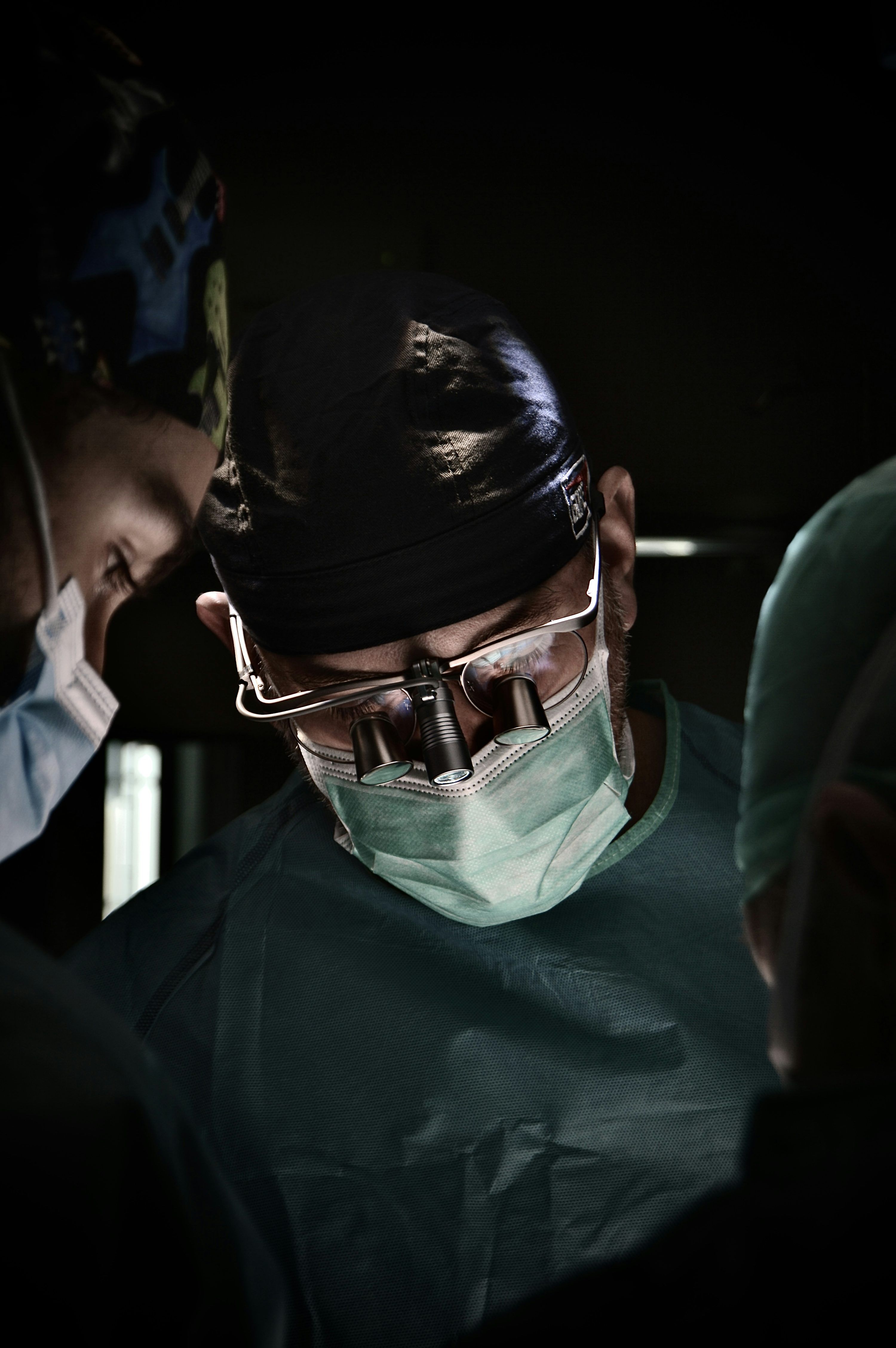 3000x4512 Surgeons focused during a medical operation
