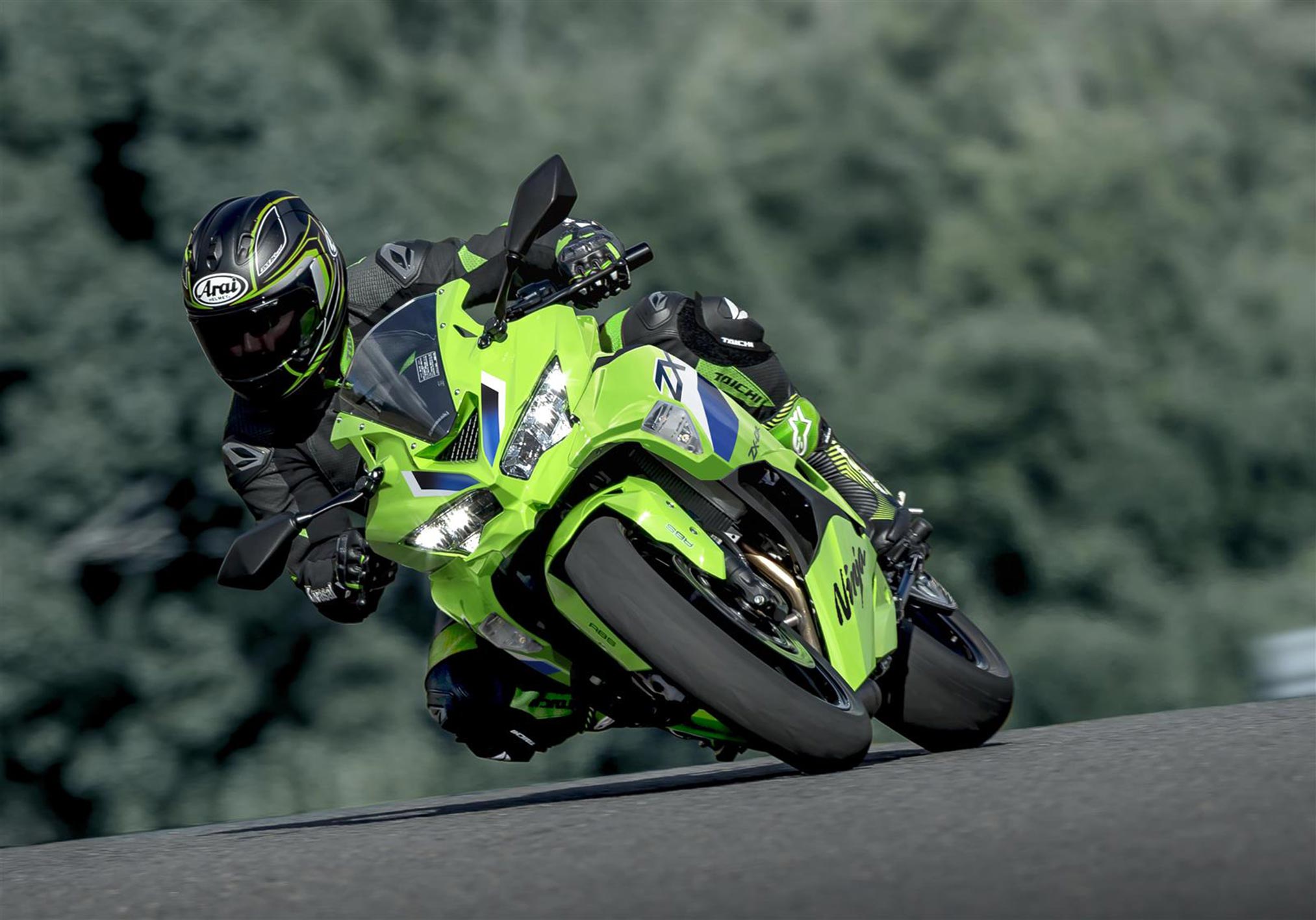 2026x1417 Kawasaki Ninja ZX 4RR ABS Review