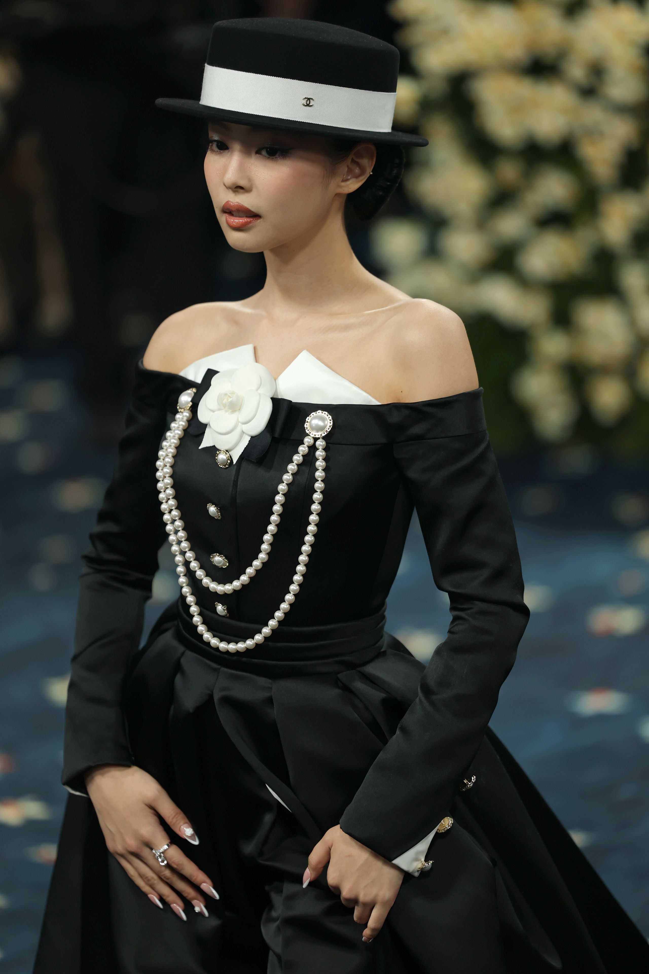 2560x3840 Blackpink's Jennie Lights Up the Met Gala 2025 in a Chanel Look That Took 330 Hours to Create
