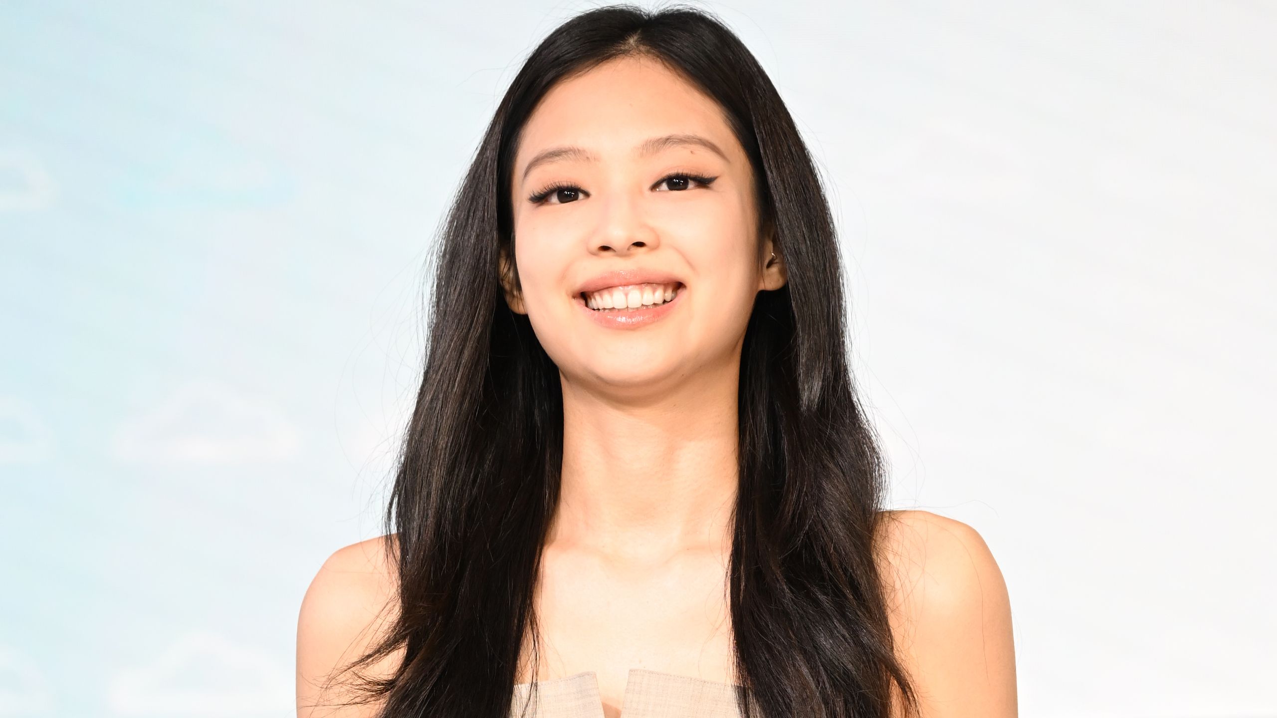 2560x1440 BLACKPINK's Jennie Wore a “Run Hany” Top and It's on Sale Now