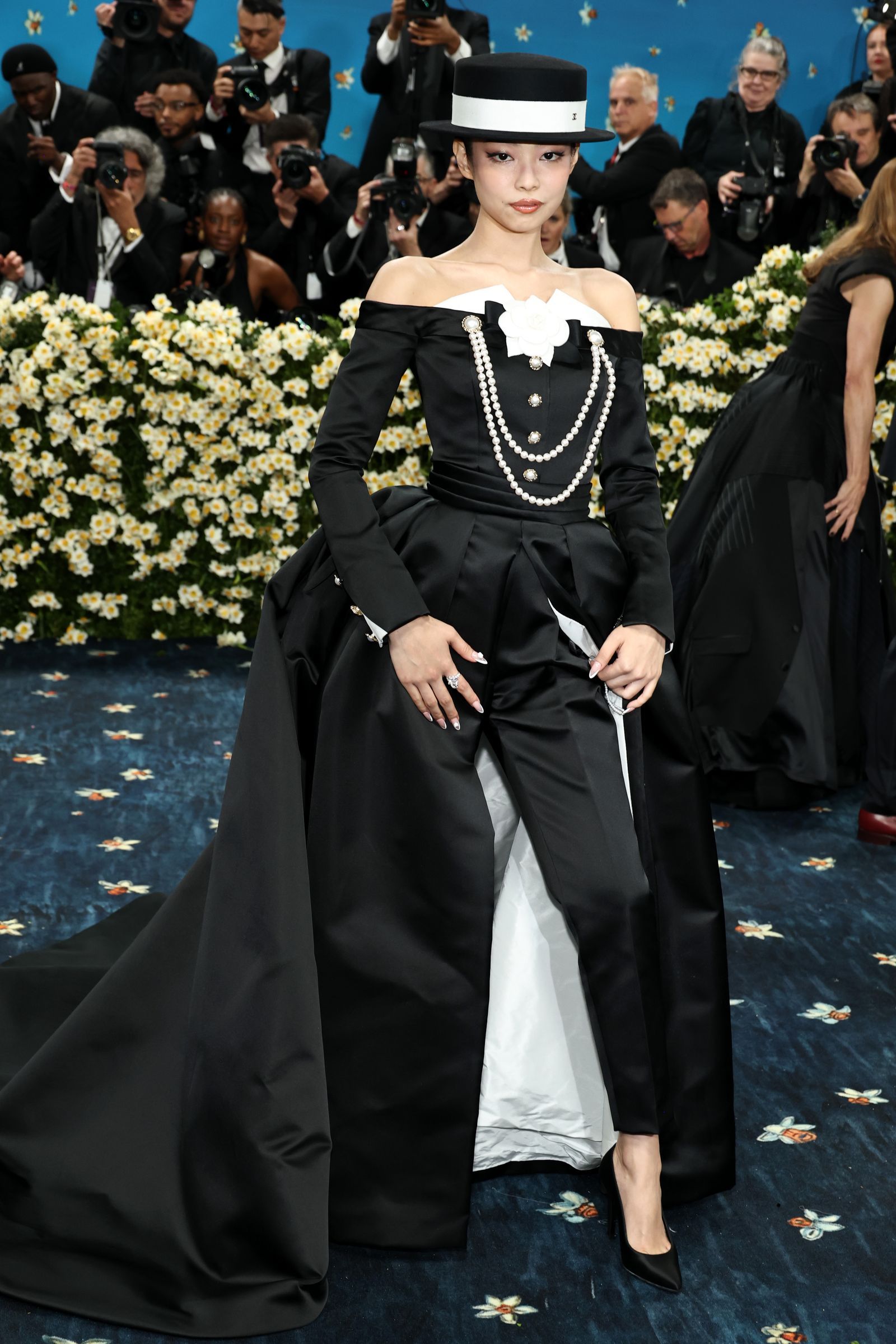 1600x2400 BLACKPINK's Jennie Kim Brings Back The High Low Trend At The Met Gala 2025