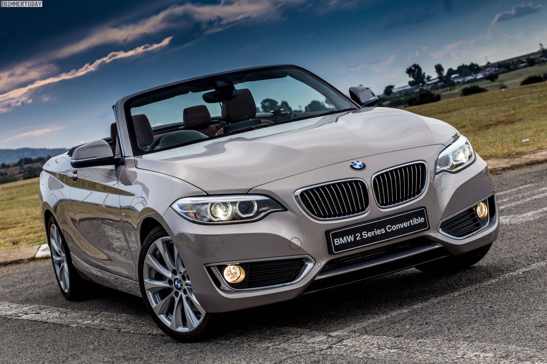 1920x1280 BMW 2er Cabrio: Wallpaper zeigen F23 in Moonlight Silver