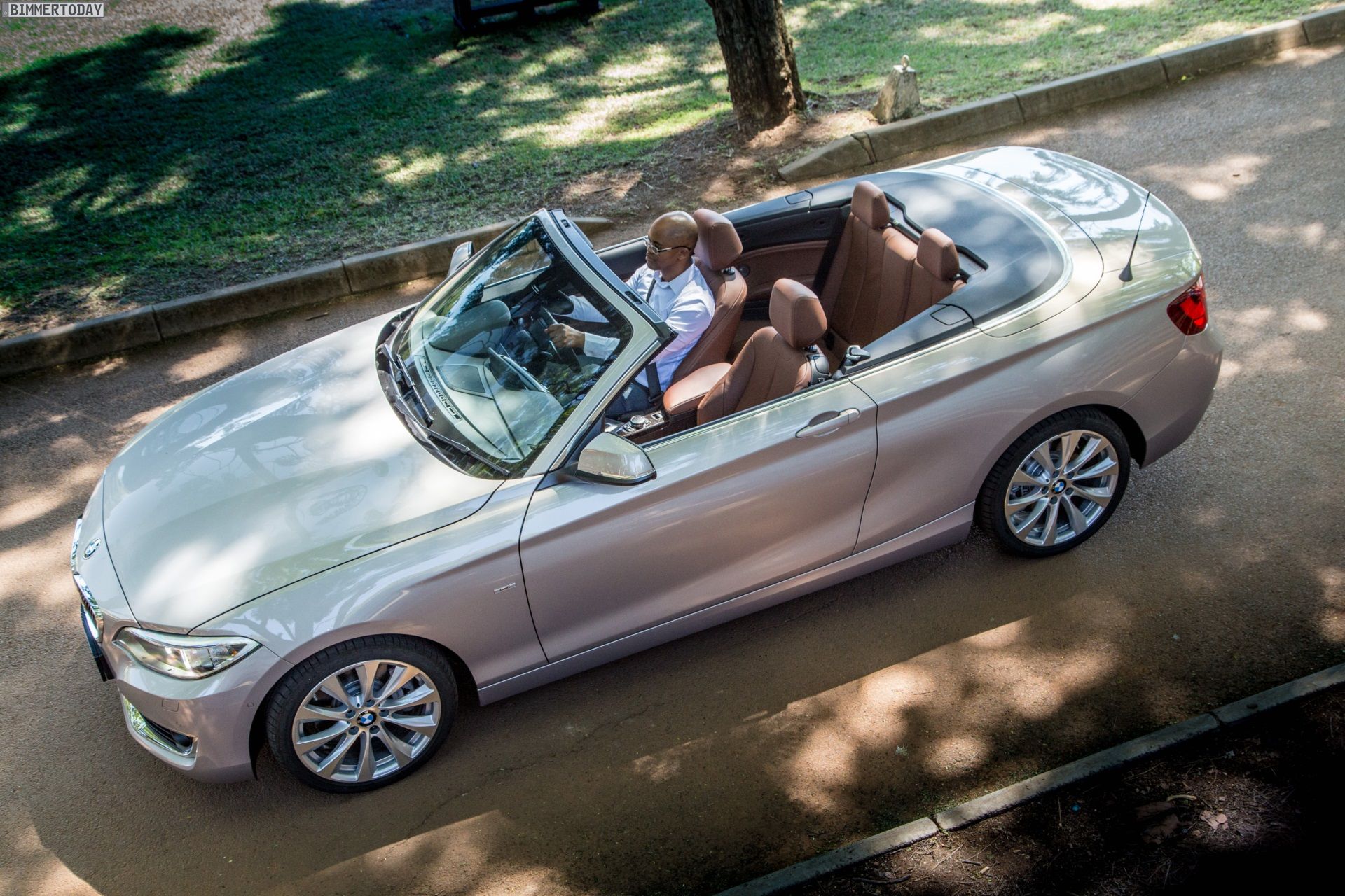 1920x1280 BMW 2er Cabrio: Wallpaper zeigen F23 in Moonlight Silver