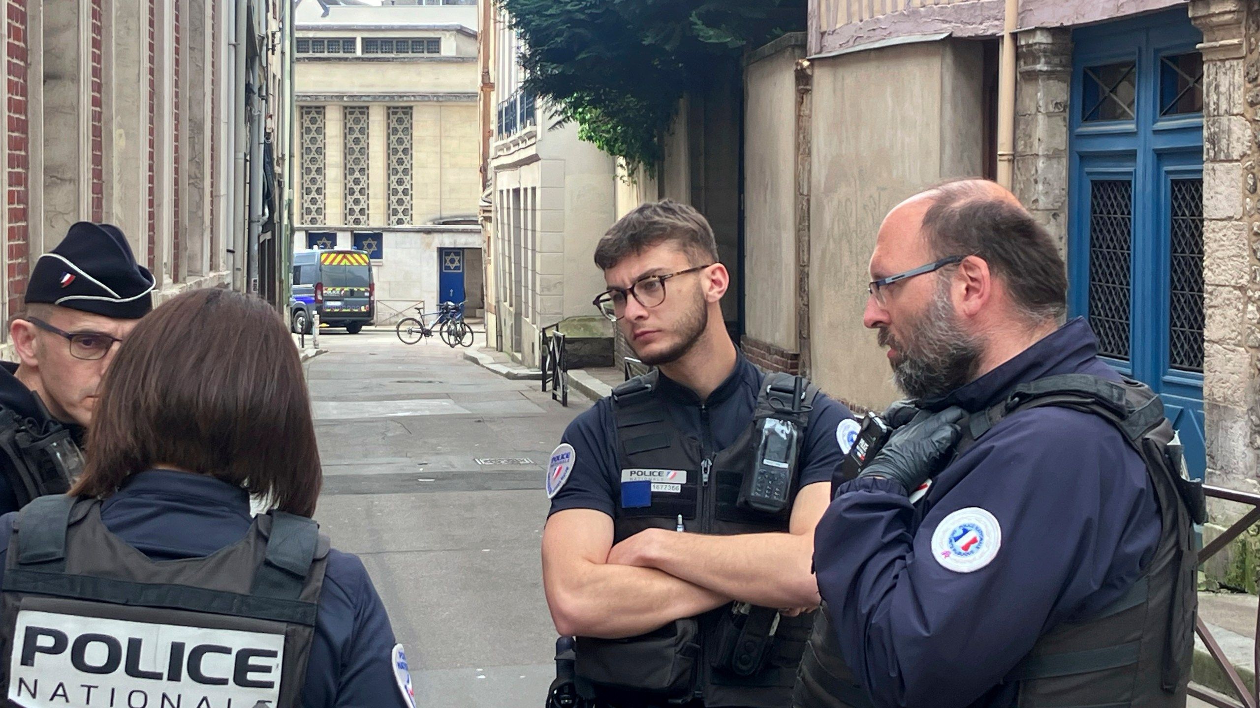 2560x1440 French police fatally shoot a man suspected of setting fire to a synagogue