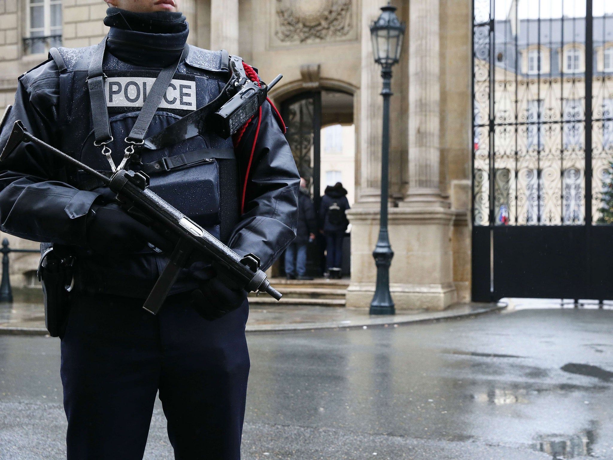 2048x1536 Paris policewoman hit by car outside French presidential palace