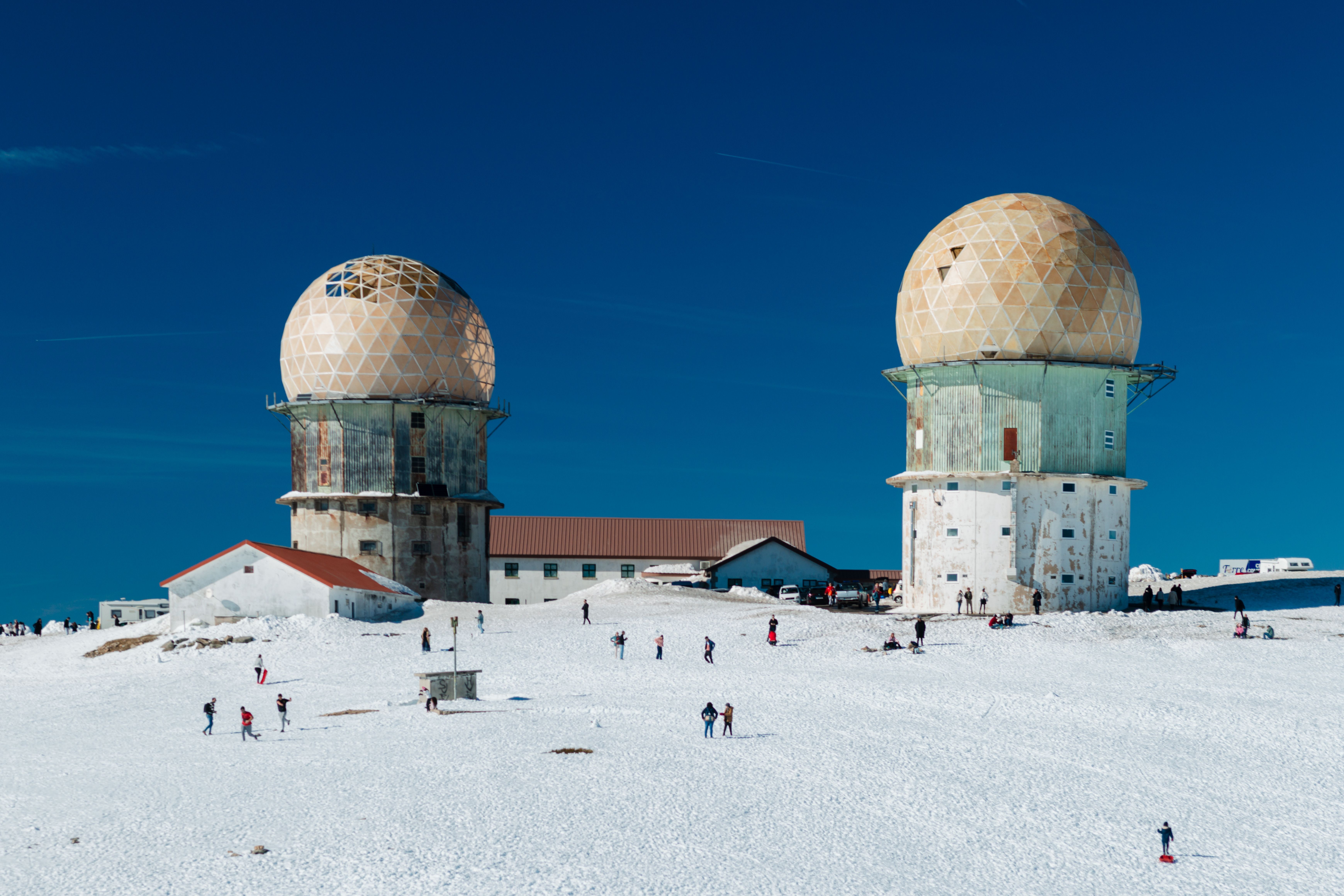 6960x4640 Snowy Landscape with Observatory in Serra da Estrela · Free