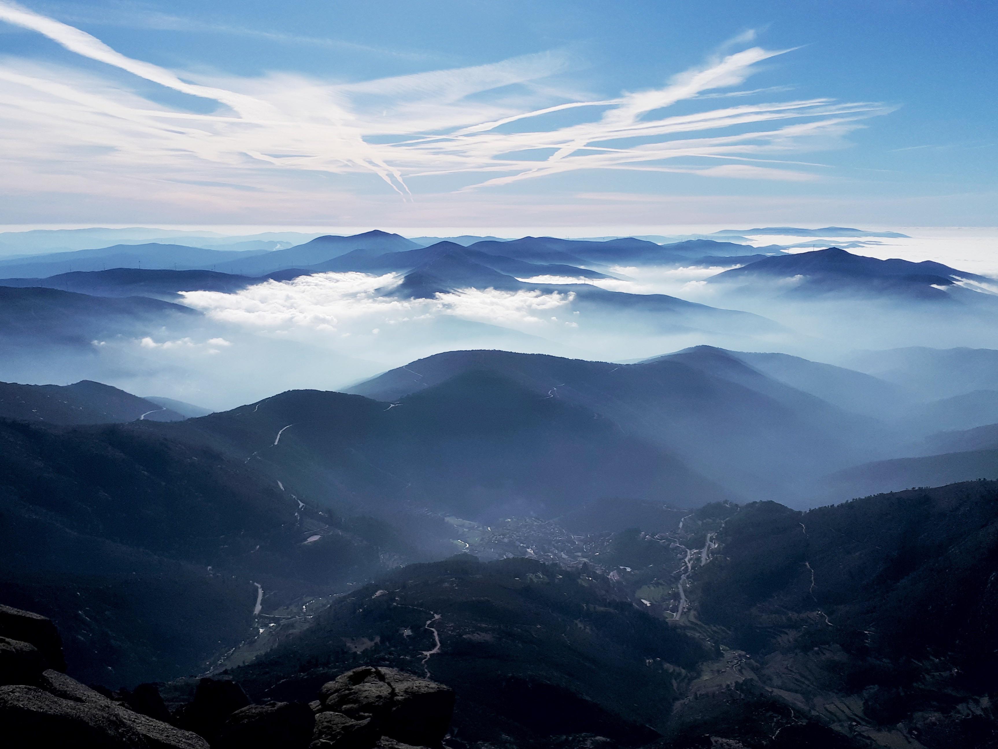 3452x2590 Foto tirada do topo da Serra da Estrela, virado a sul. Ao fundo vemos a Loriga