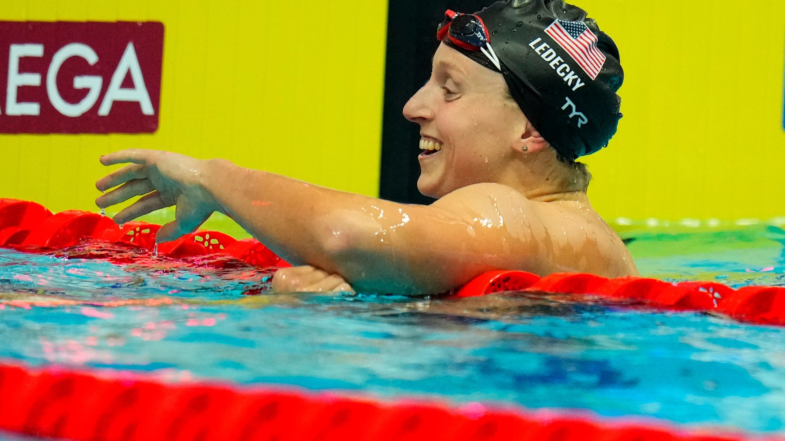 2560x1440 Ledecky reclaims 400 title at swimming worlds, eyeing more