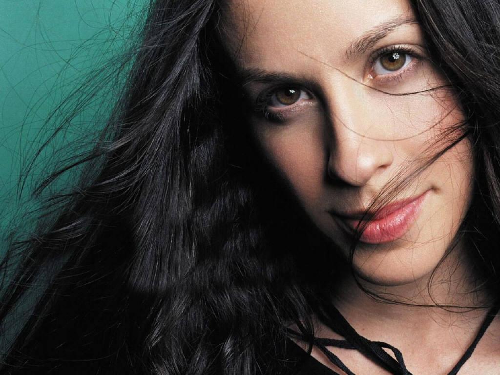 1024x768 Alanis Morissette Wallpaper