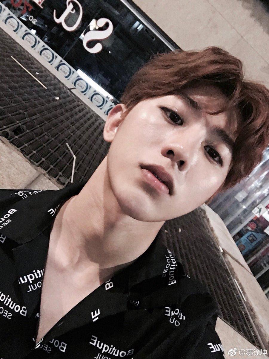901x1200 Cai Xukun Wallpaper