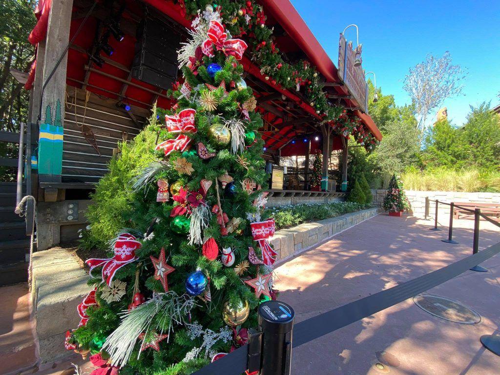 1024x768 The Canadian Pavilion Gets Ready For Christmas and the Jammitors!
