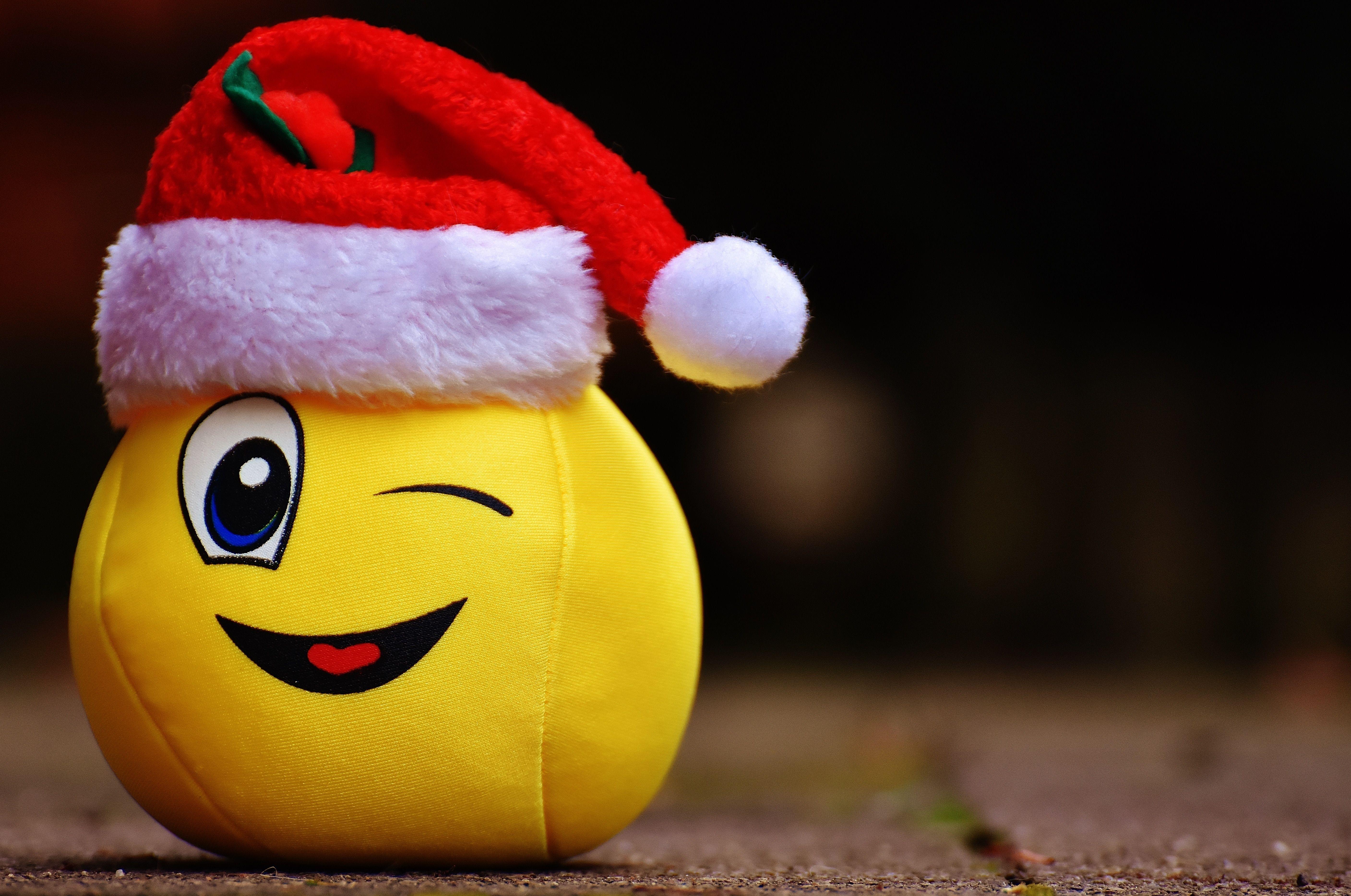 5630x3738 emoji with santa hat miniature free image