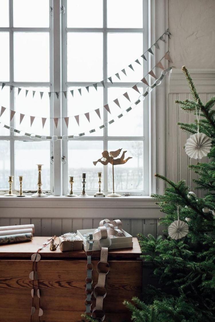 750x1125 my scandinavian home: 3 Beautiful Christmas Decorations You Can Make From Wallpaper!