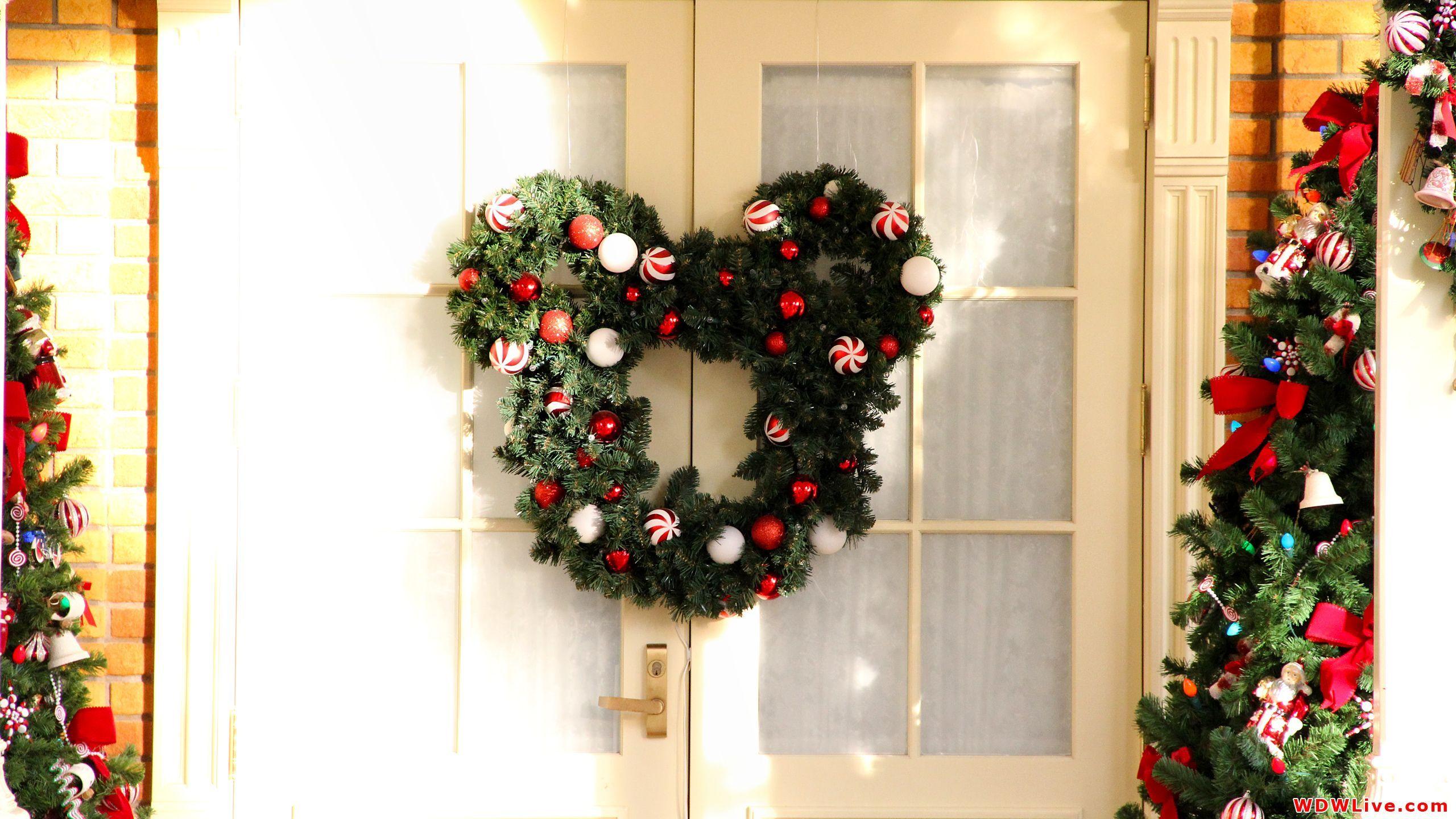 2560x1440 Christmas Door Decorations Wallpaper