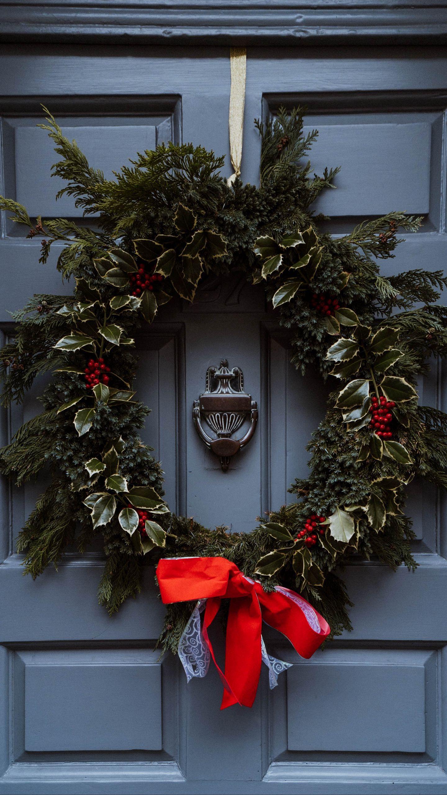 1440x2560 Download wallpaper 1440x2560 door, wreath, decoration, christmas, new year qhd samsung galaxy s s edge, note, lg g4 HD background