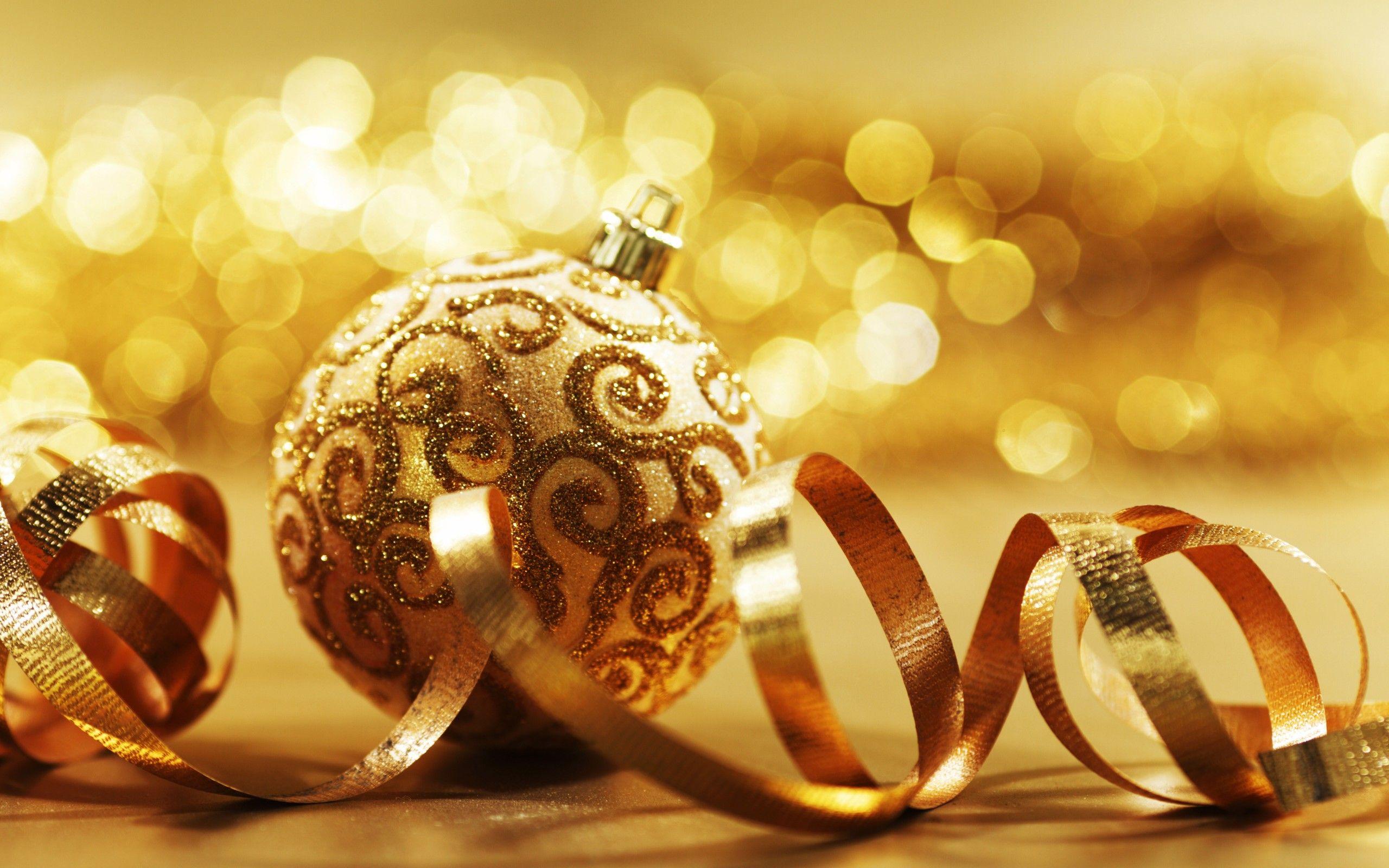 2560x1600 Luxurious Golden Christmas Ball Glitter Decoration Desktop Wallpaper