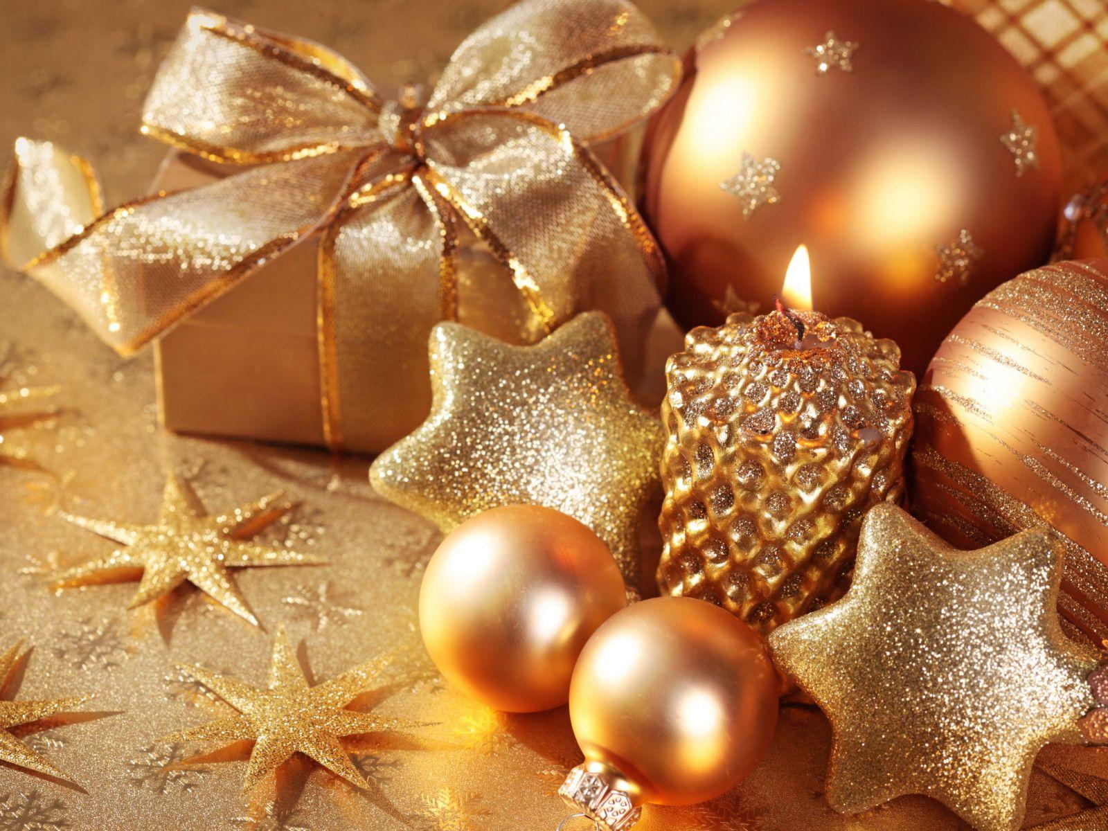 1600x1200 Golden Christmas Tree balls Desktop wallpaper 1600x1200