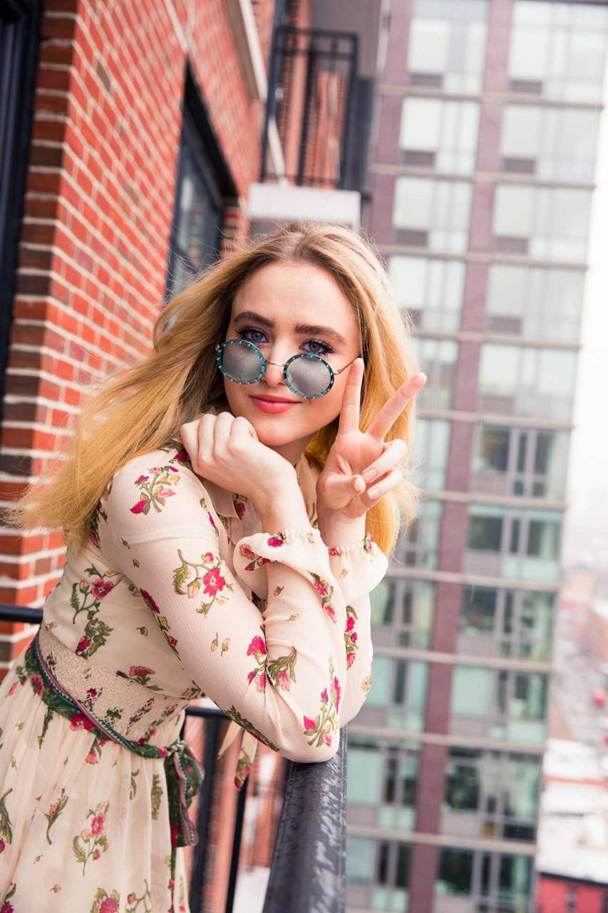 853x1280 Kathryn Newton Wallpaper