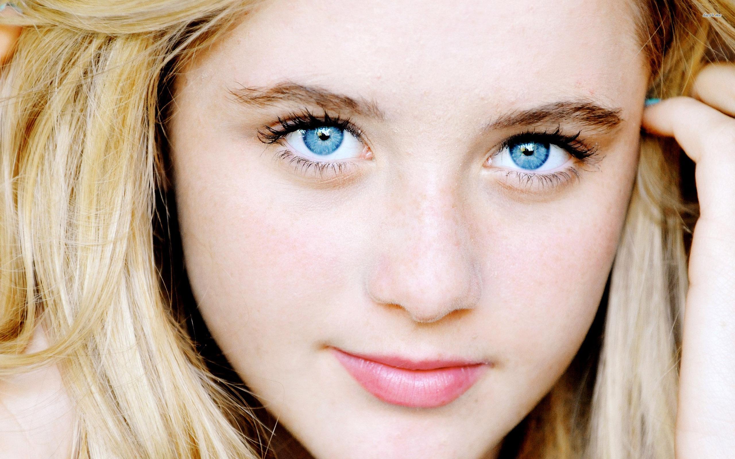 2560x1600 Kathryn Newton Wallpaper