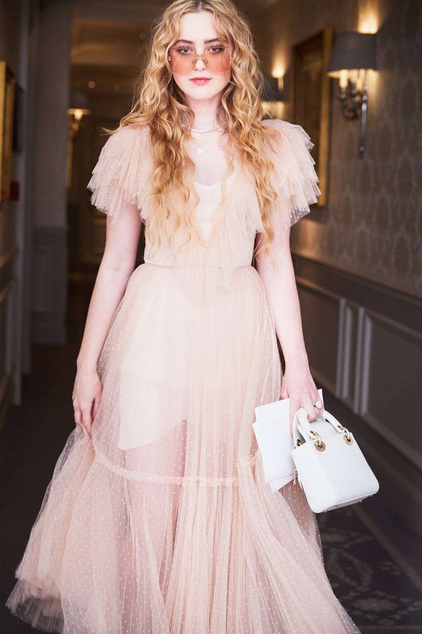 853x1280 Kathryn Newton wallpaper