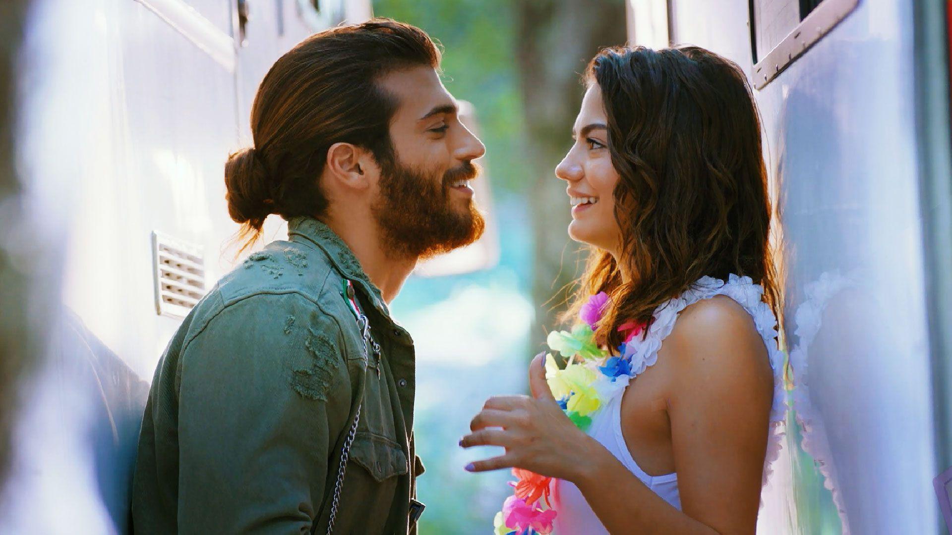 1920x1080 Sanem Aydın Wallpaper