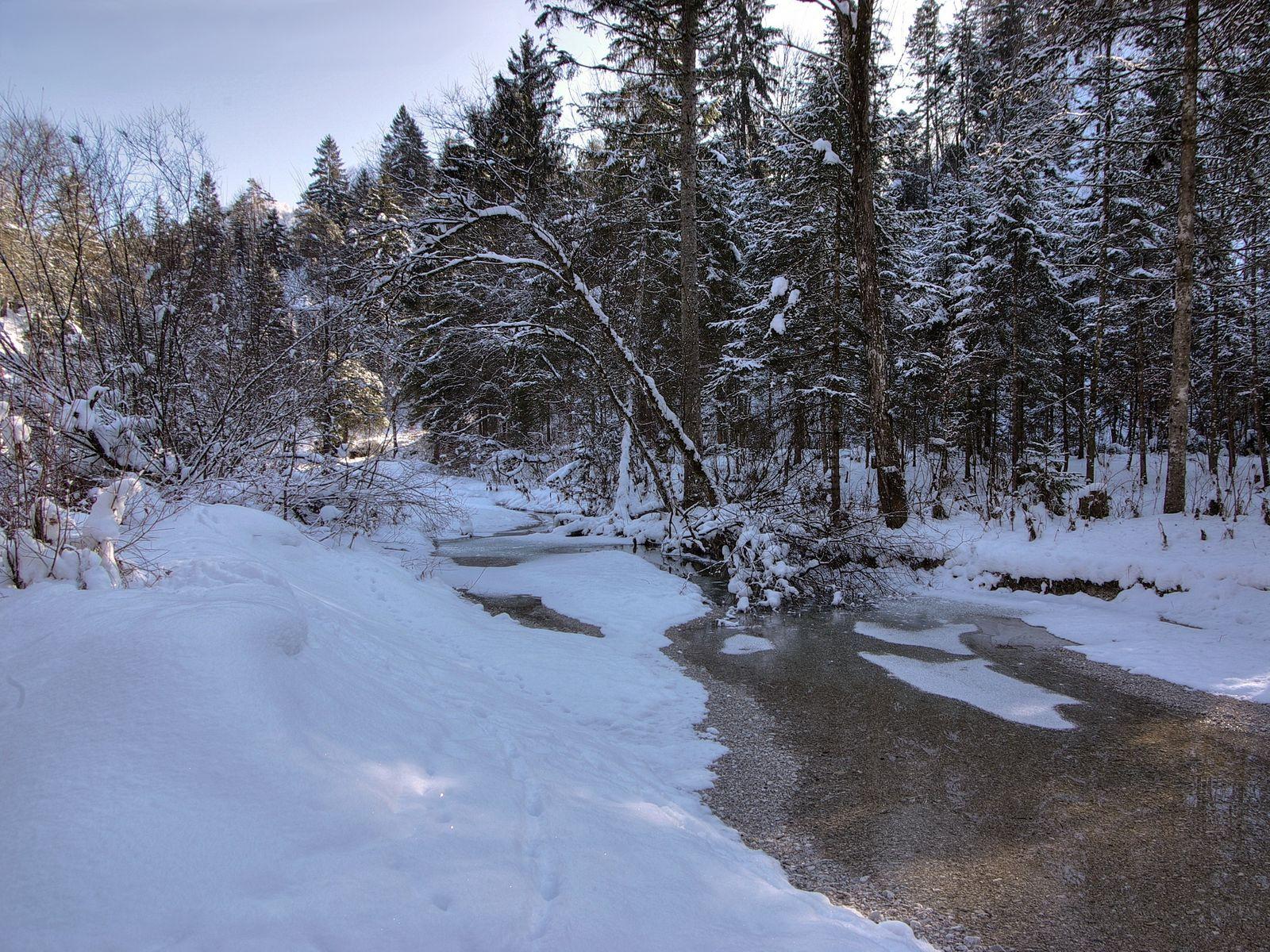 1600x1200 Download wallpaper 1600x1200 winter, snow, river, forest, landscape standard 4:3 HD background