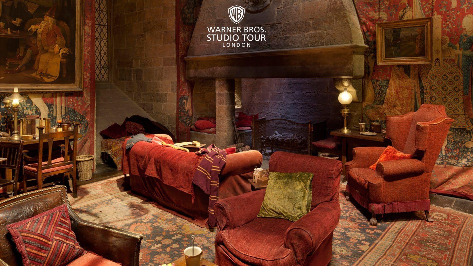 1920x1080 The Gryffindor common room set in 360 degrees. Warner Bros. Harry potter bedroom, Harry potter room, Gryffindor common room