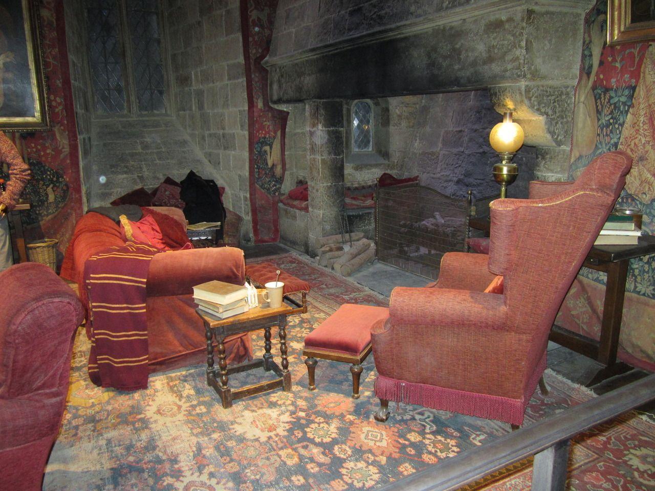 1280x960 Various Props, Gryffindor Common Room. Gryffindor common room, Harry potter room, Harry potter miniatures