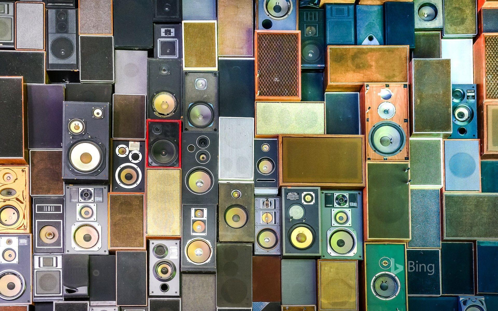 1920x1200 Retro music speakers hanging on a wall