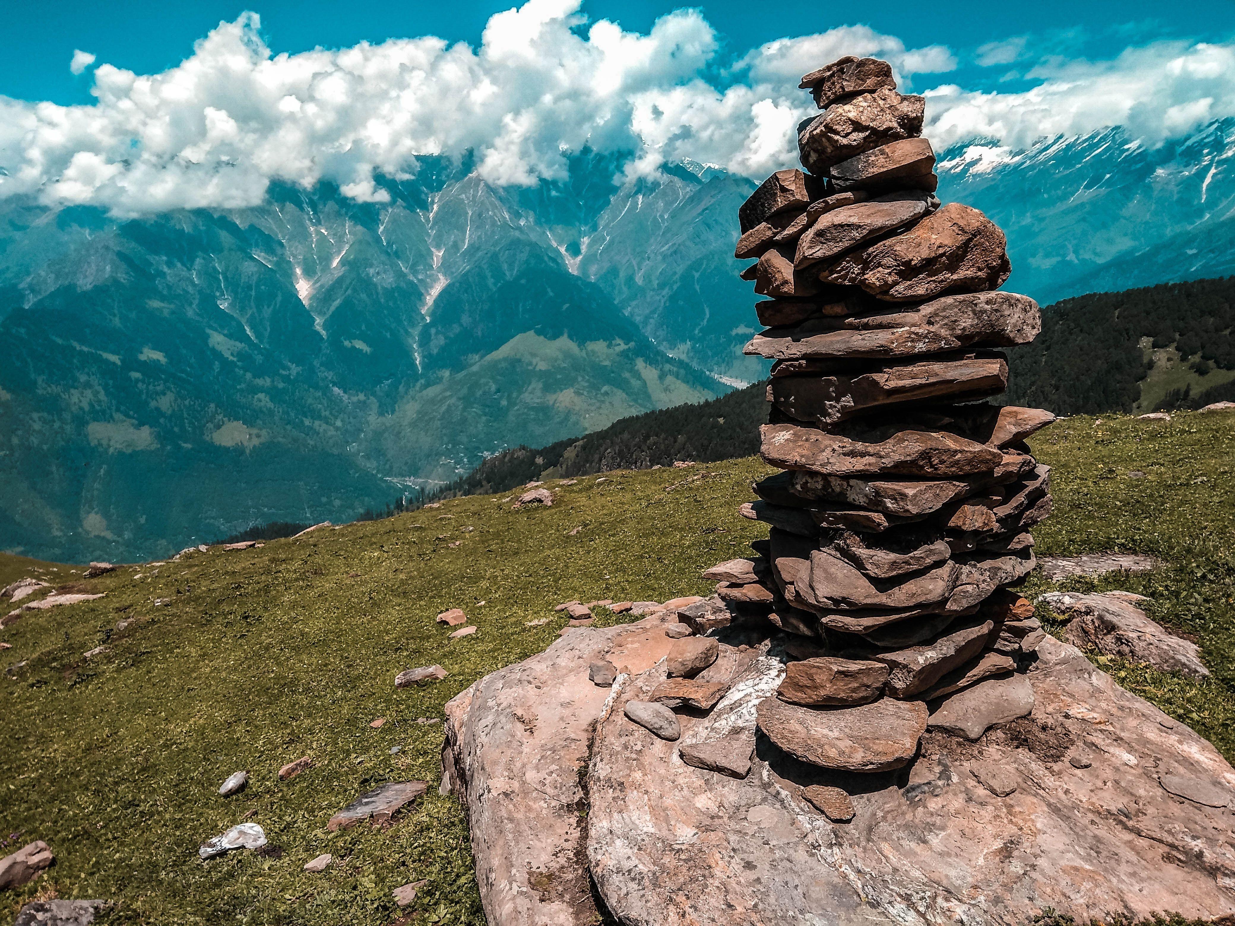 Камень на горе. Камни в горах. Каменные горы. Каменные пирамидки в горах. Гора из камней.