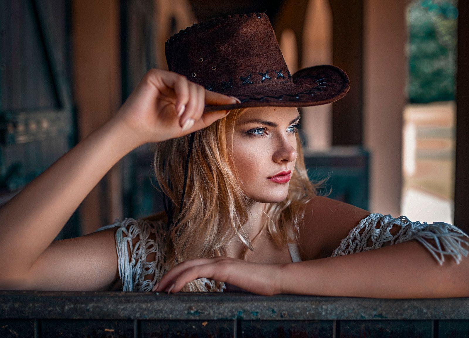 1600x1152 Desktop Wallpaper Cowboy, Hat, Girl Model, Looking Away, HD Image, Picture, Background, 20e2db