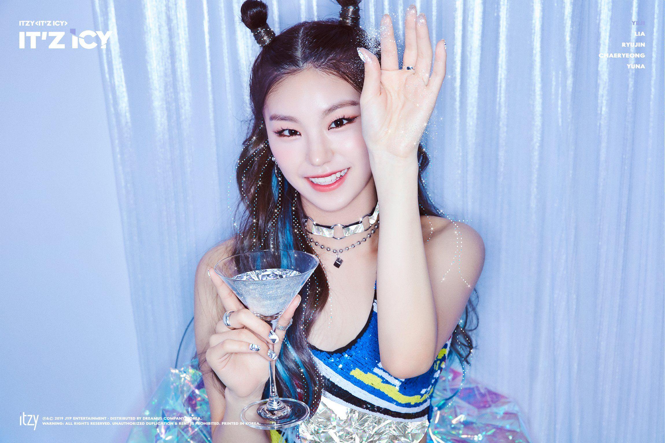 2300x1533 Itzy Wallpaper