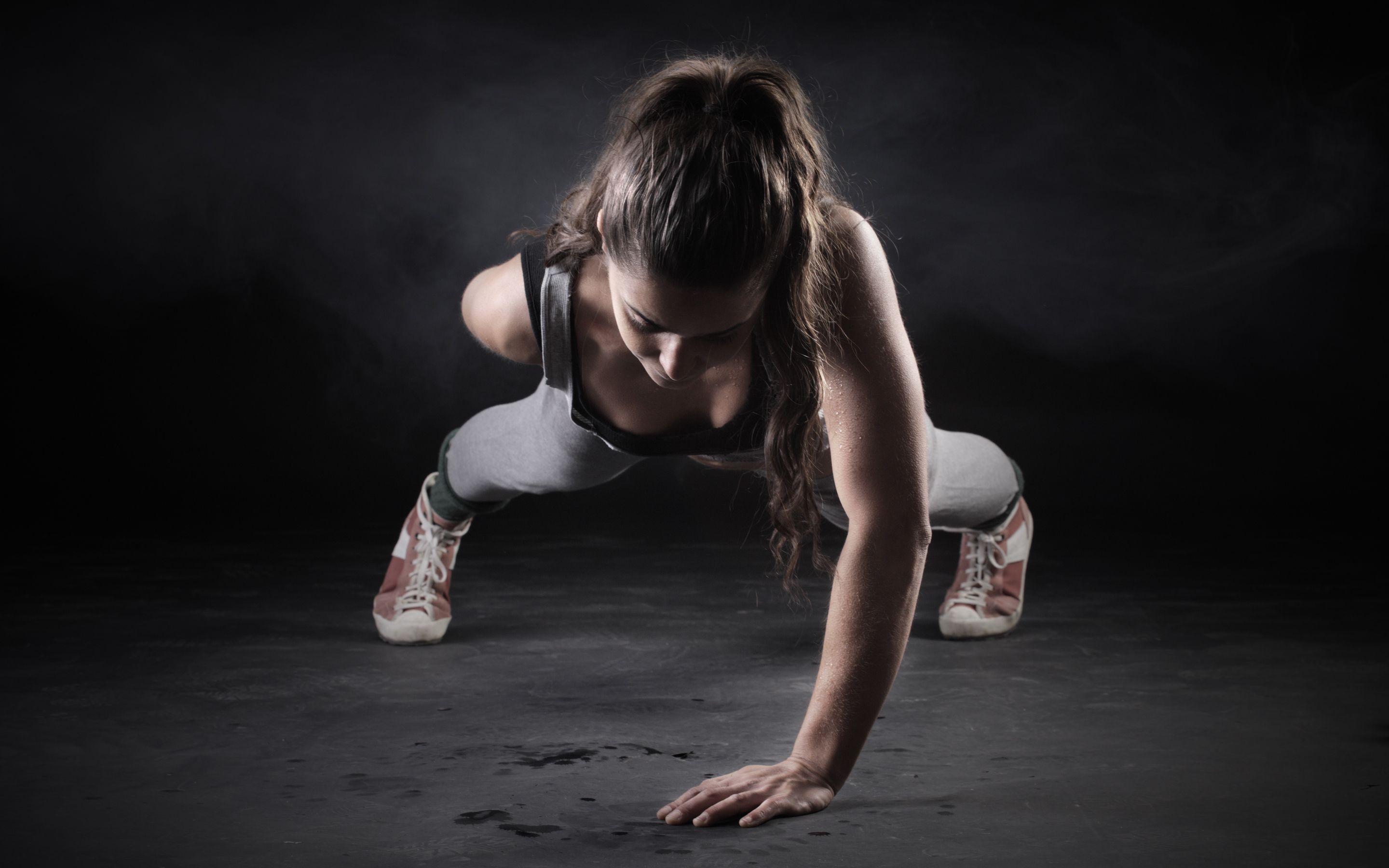 2880x1800 Fitness Women Wallpaper