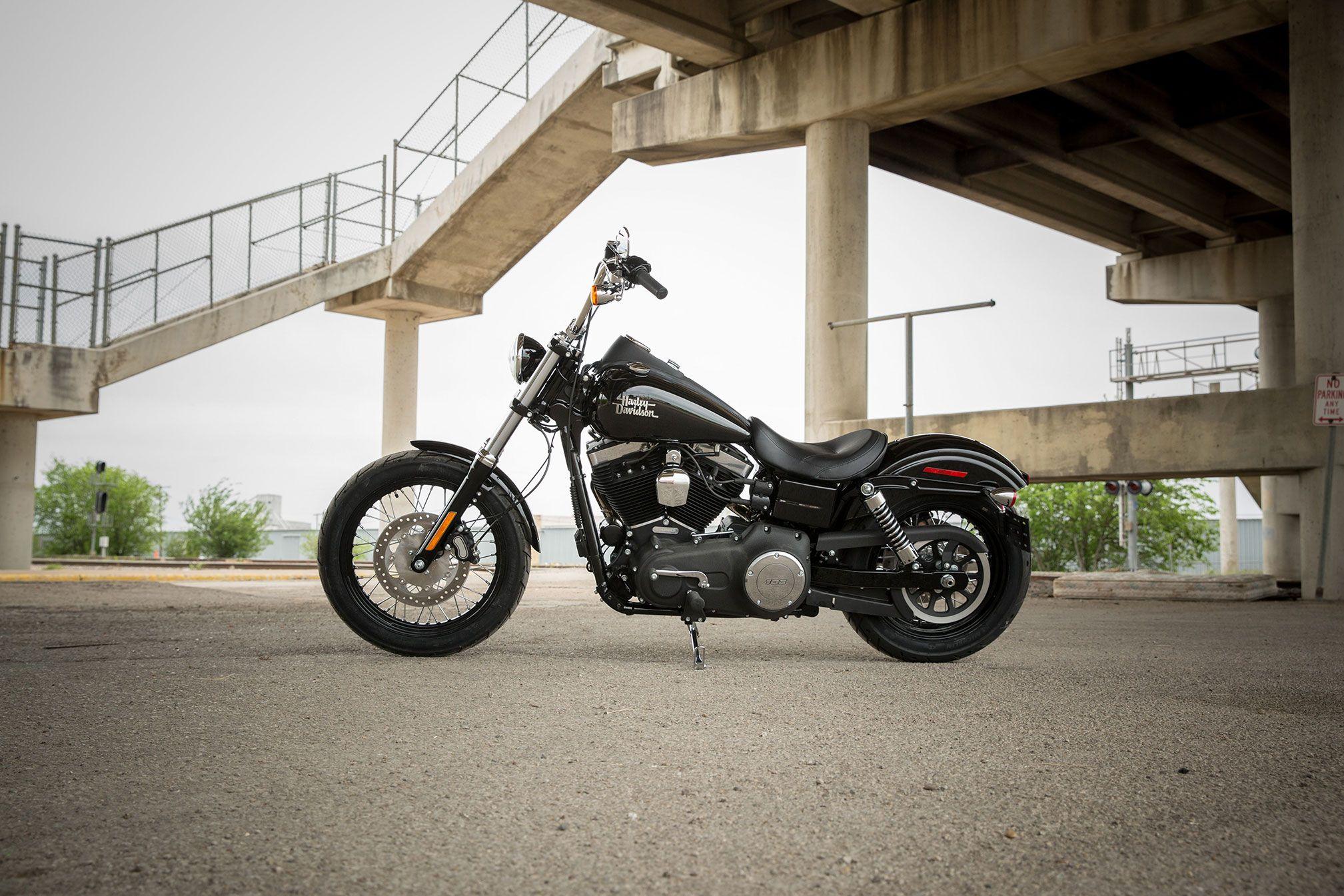 2017x1345 dark custom FXDB. Cantabria Harley Davidson