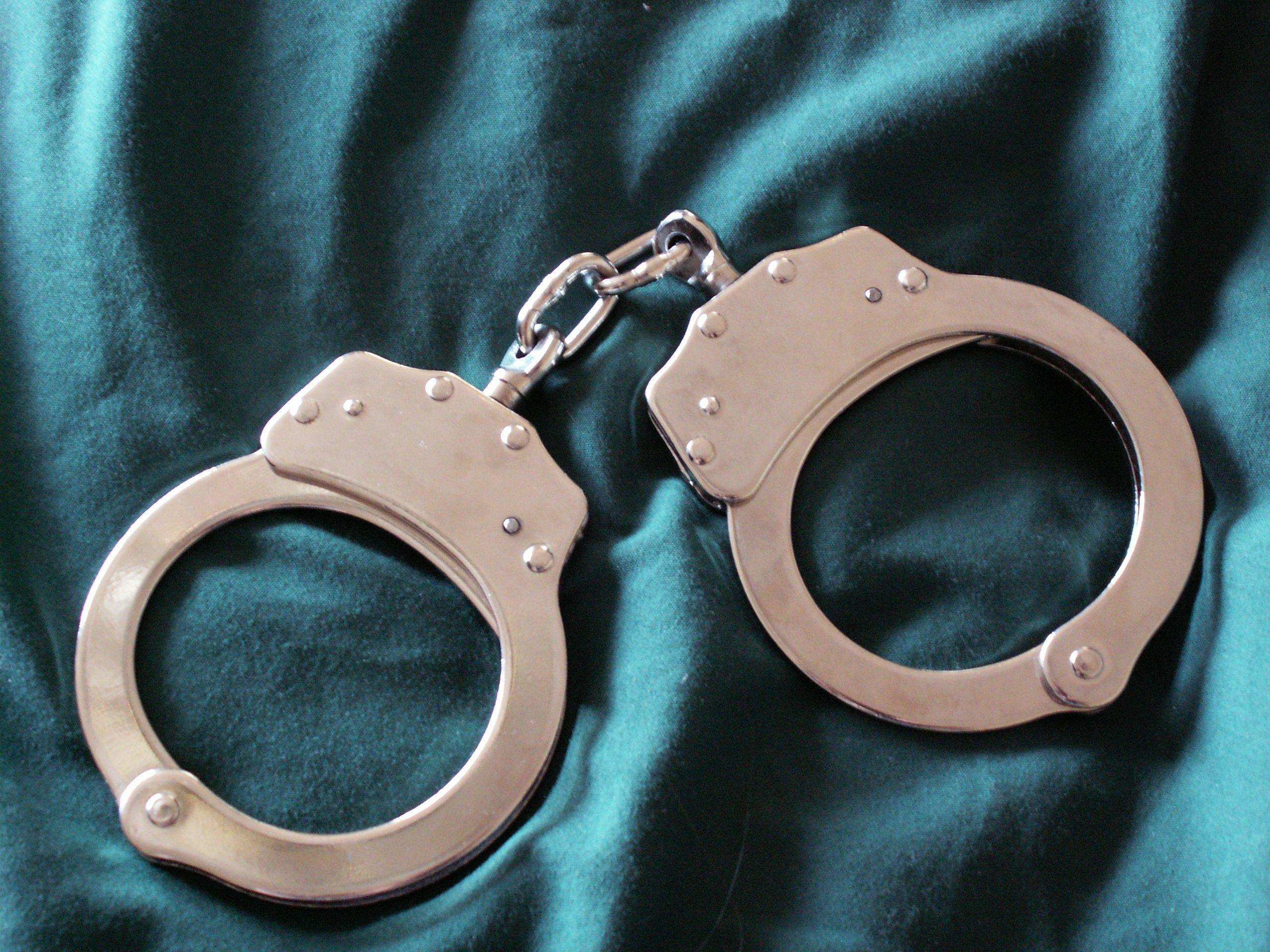2560x1920 Handcuffs Wallpaper