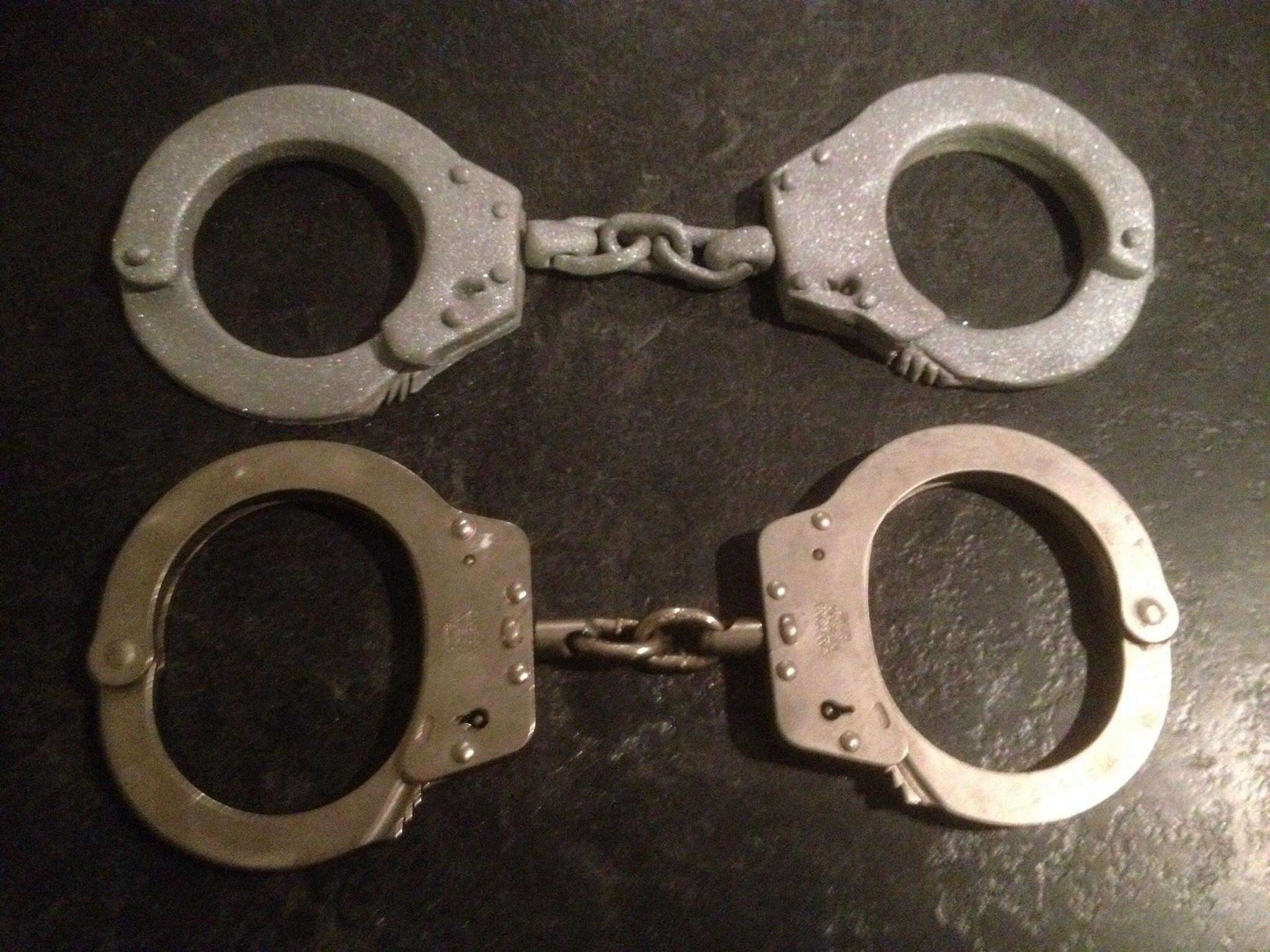 2048x1536 Fondant handcuffs Police cake. Police cakes, Fondant cake toppers, Spy cake