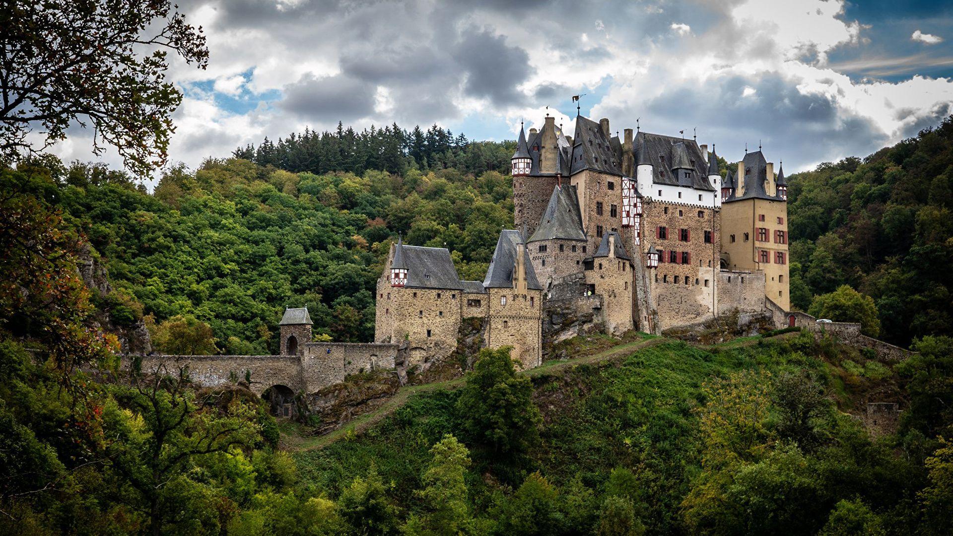 Forest castle. Замок Эльц Германия. Замок Лихтенштейн Германия. Замок Зацвай (Burg Satzvey). Старый замок.