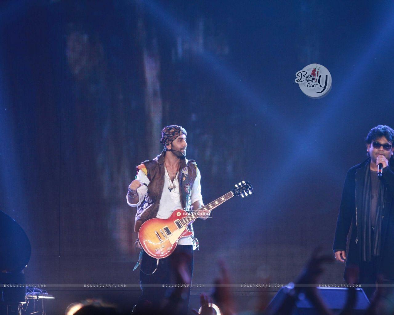 1280x1024 Wallpaper Kapoor and A R Rahman rock at 'Rockstar' live concert at Bhavans Ground size:1280x1024