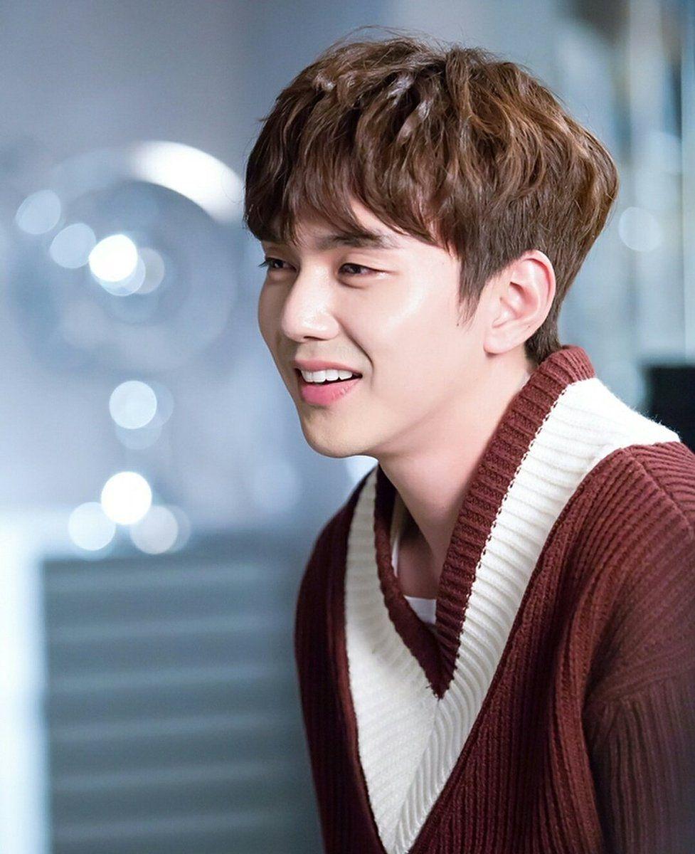 977x1200 Yoo Seung Ho HD Wallpaper