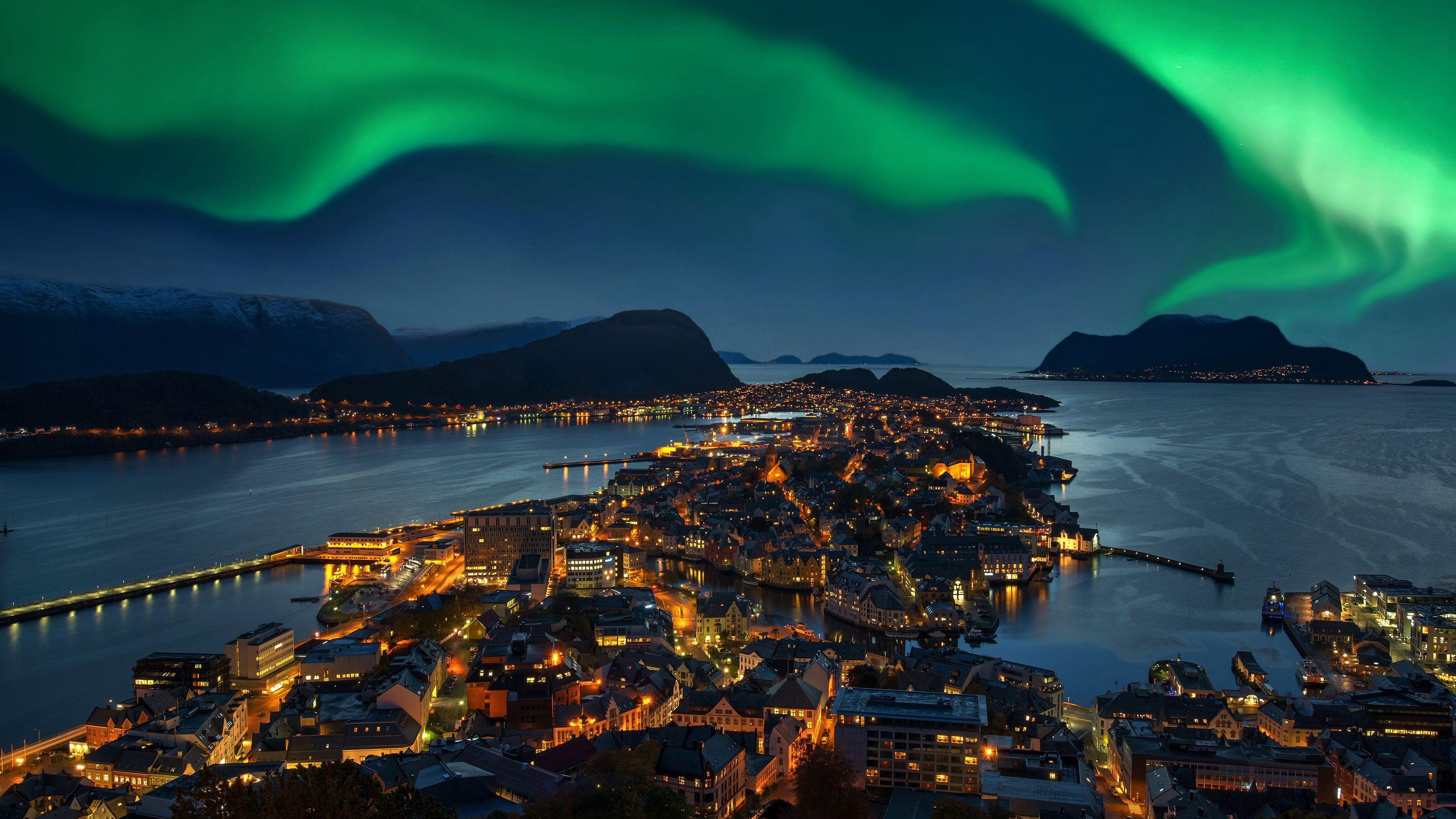 3840x2160 Ålesund Norway Under the Northern Lights 4K wallpaper