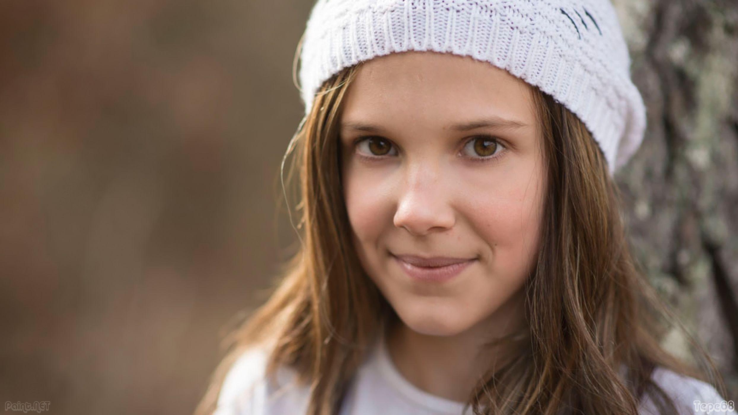 2489x1400 Millie Bobby Brown Beanie Wallpaper 71723 2489x1400px
