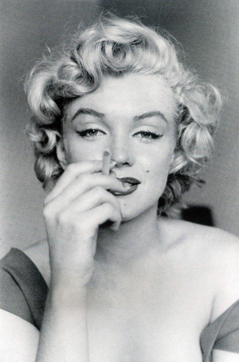 Marilyn Monroe Smoking Wallpaper