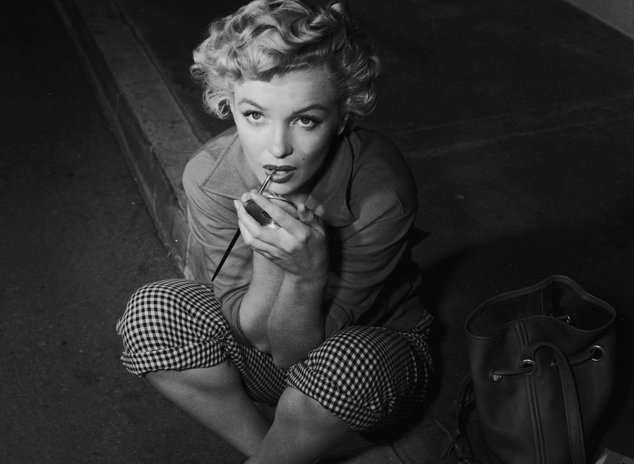 Hút thuốc hình nền HD 2048x1501 Marilyn Monroe
