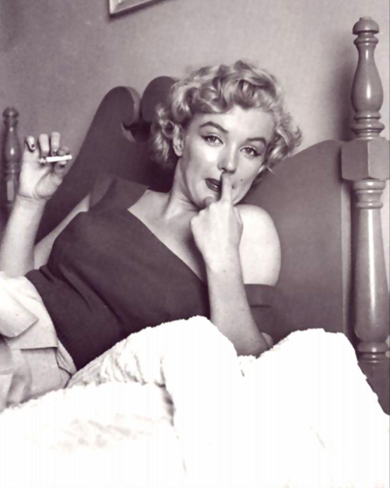 800x1000 Marilyn Monroe - Hút thuốc trên giường