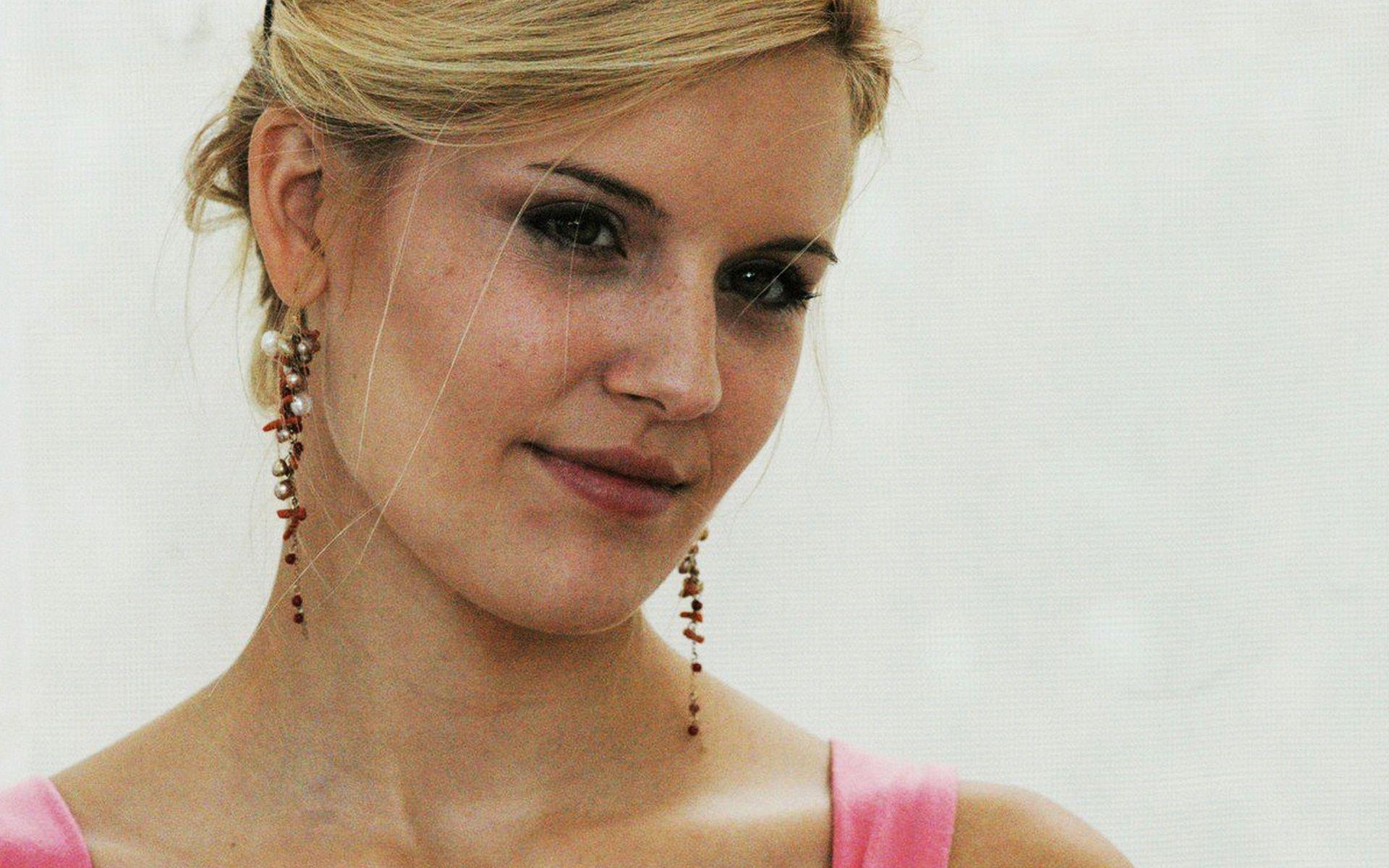 1920x1200 Maggie Grace 3 Wallpaper