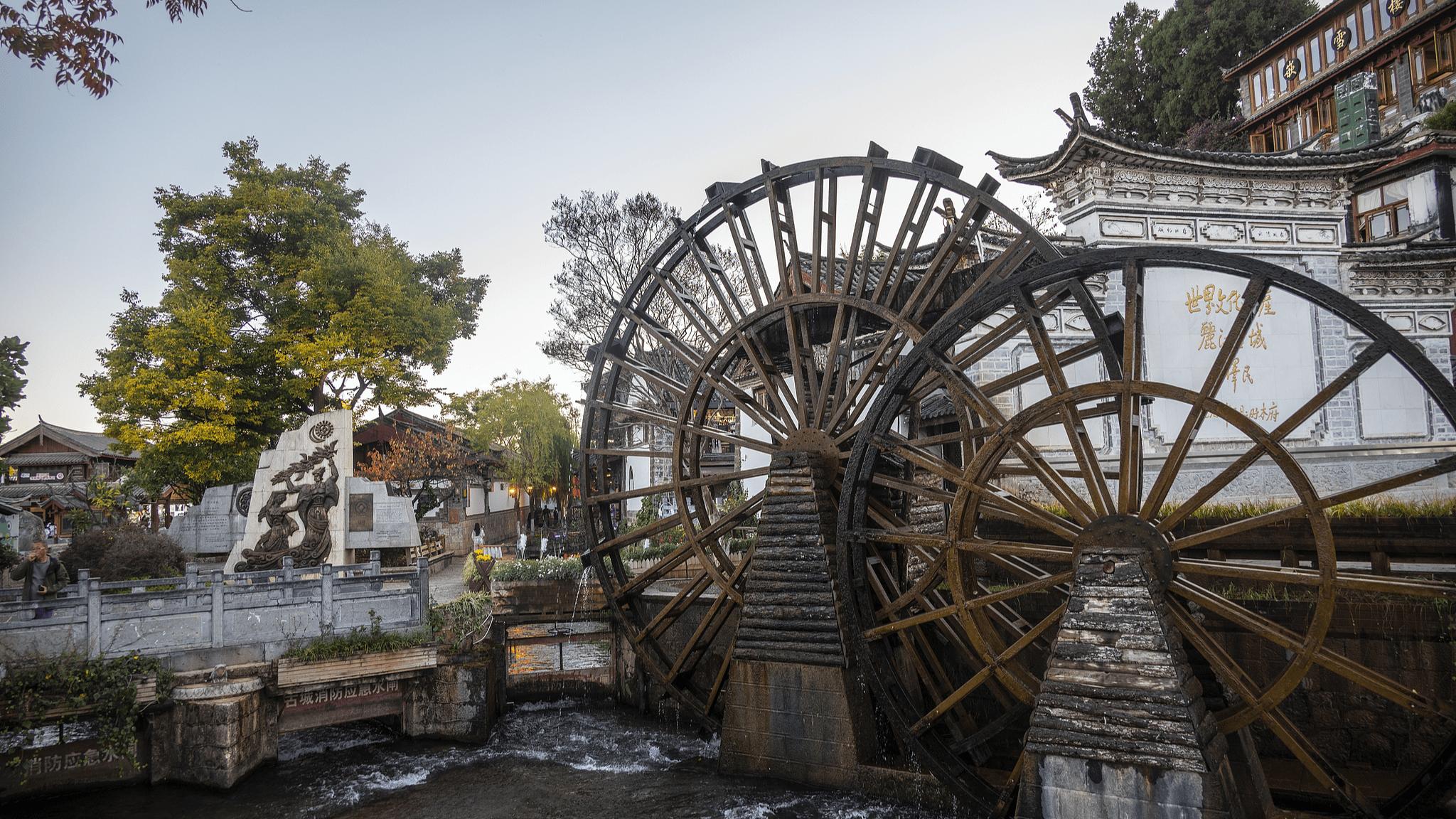 2048x1152 Live: Ancient waterwheels witness the passage of time in Lijiang