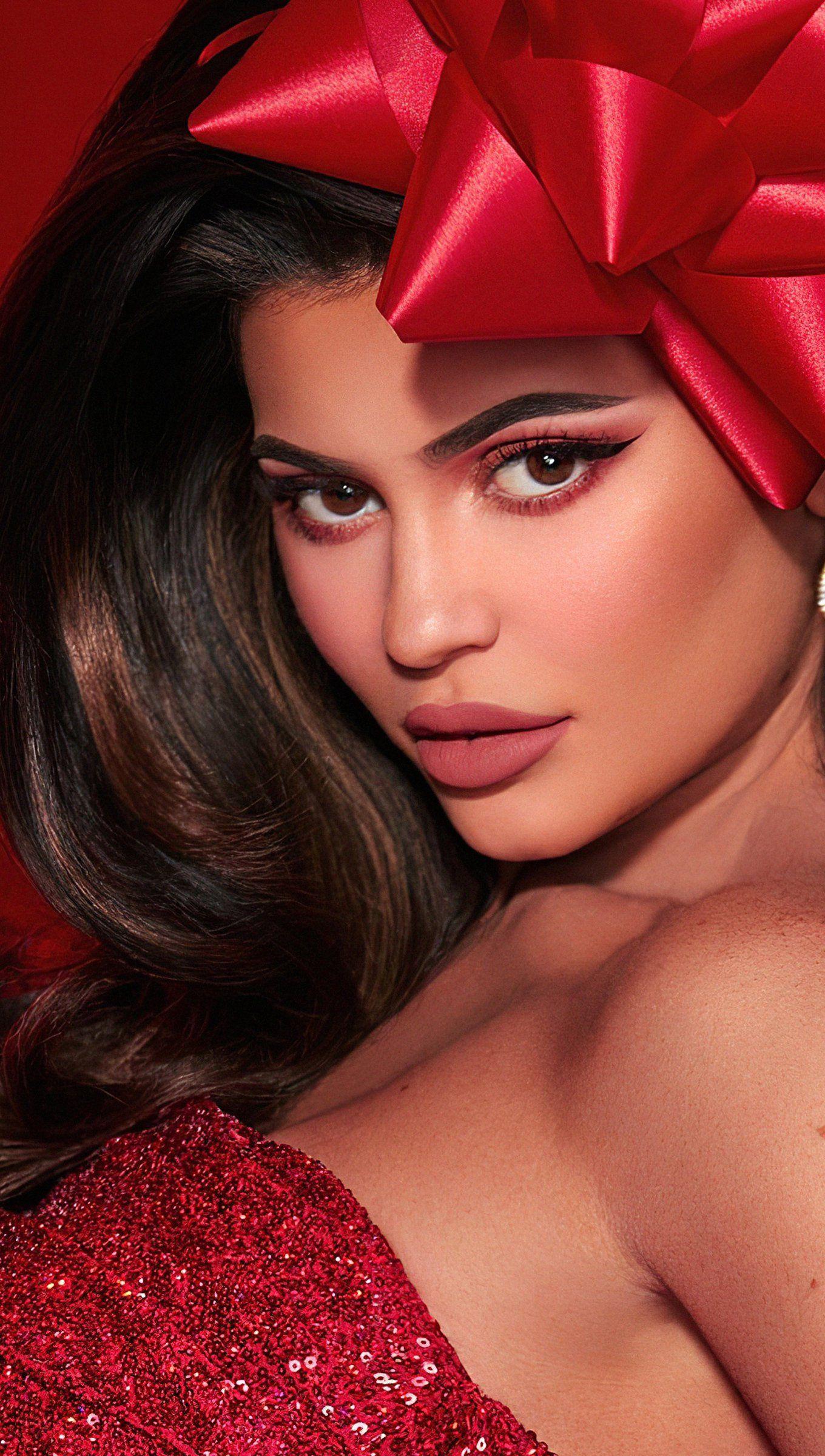 1360x2400 Kylie Jenner in Christmas Wallpaper 4k Ultra HD