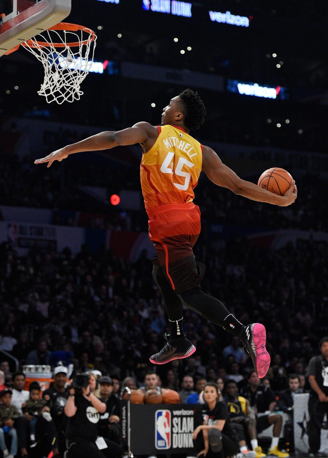 1100x1533 The 26 most mesmerizing photo from NBA Slam Dunk contests