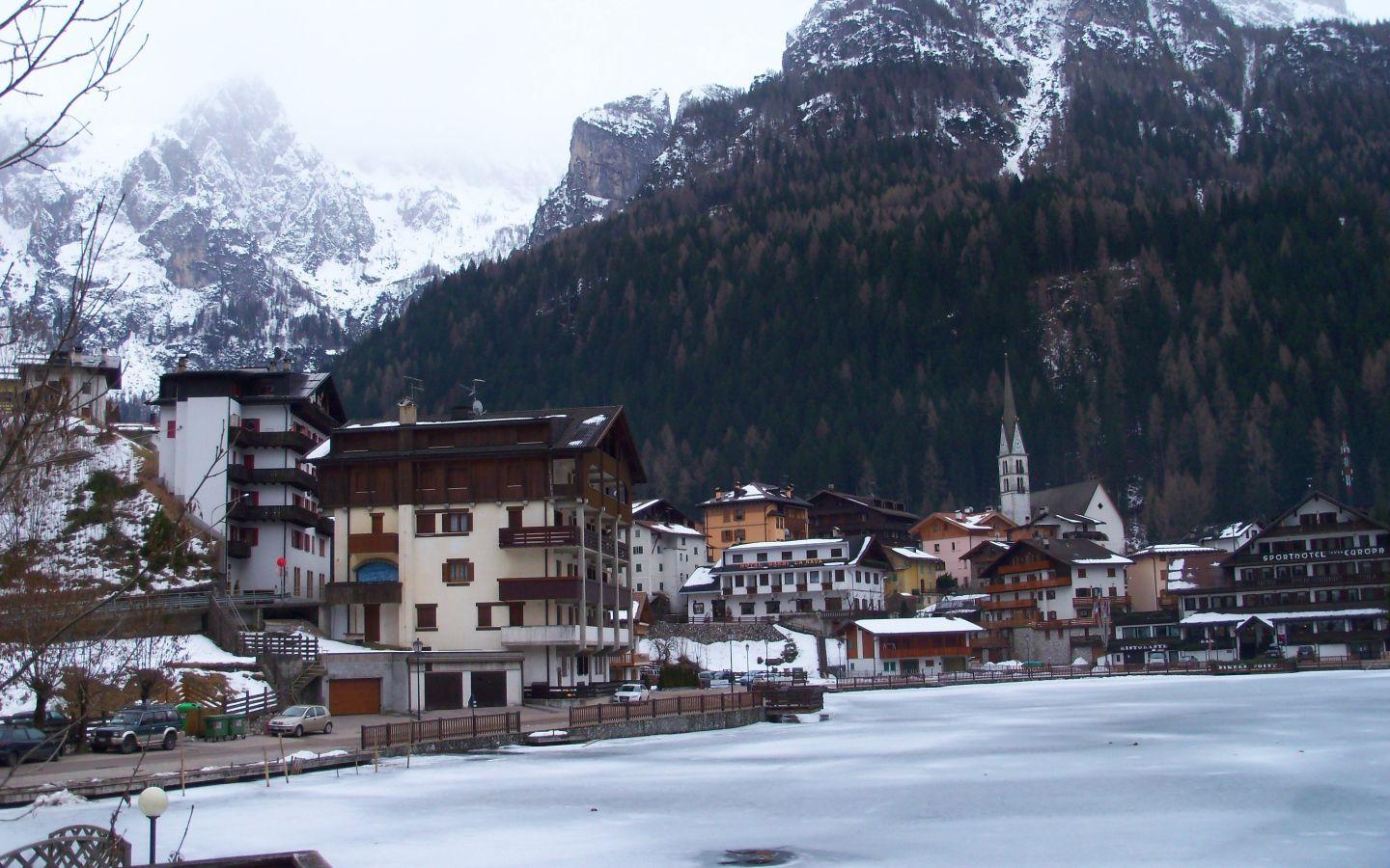 1440x900 Winter landscape in the resort of Alleghe, Italy Desktop wallpaper 1440x900